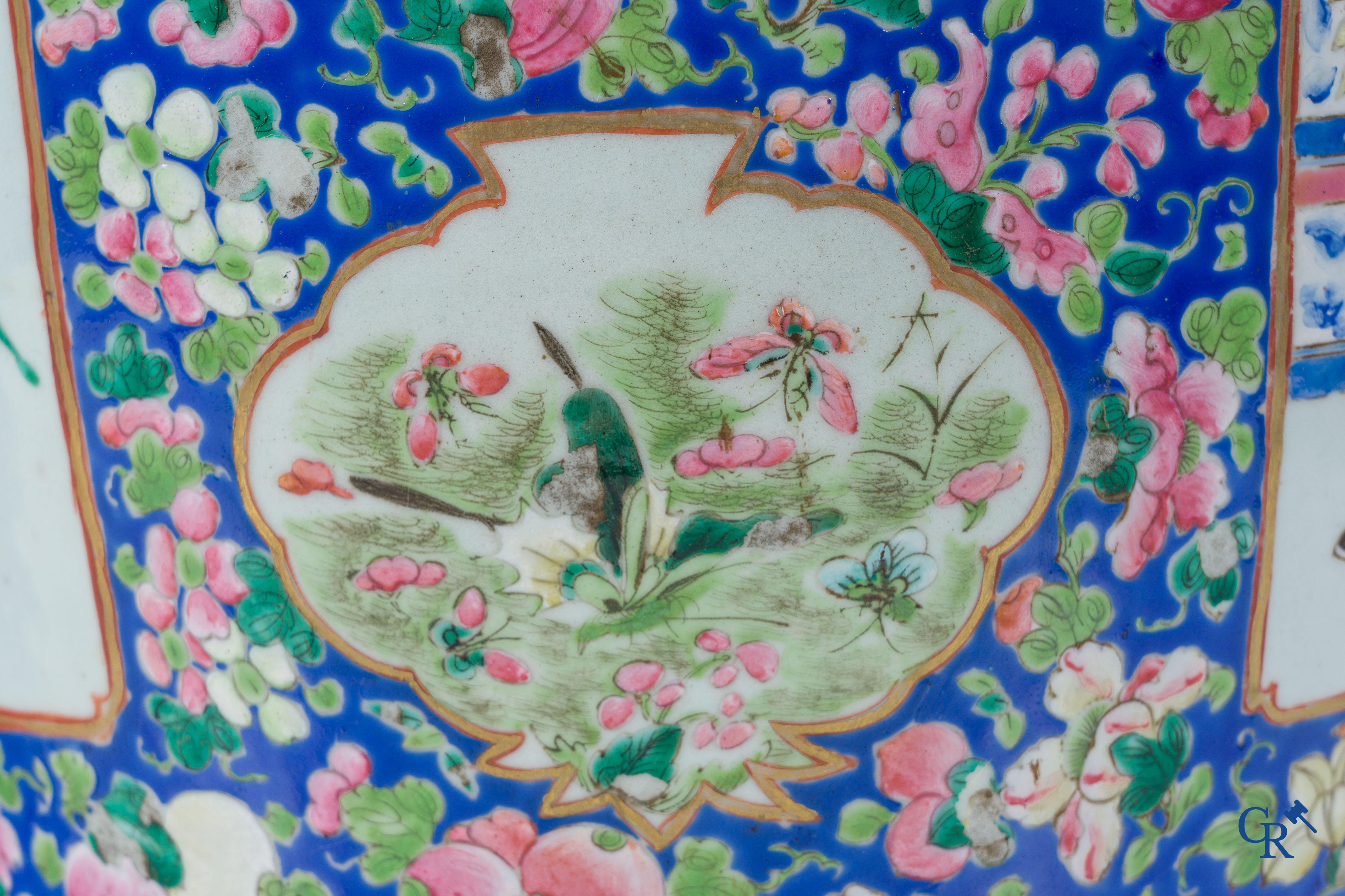 Art Asiatique: Porcelaine chinoise. Une paire d'importantes vases chinois avec un décor famille rose. Chine 19ème siècle.