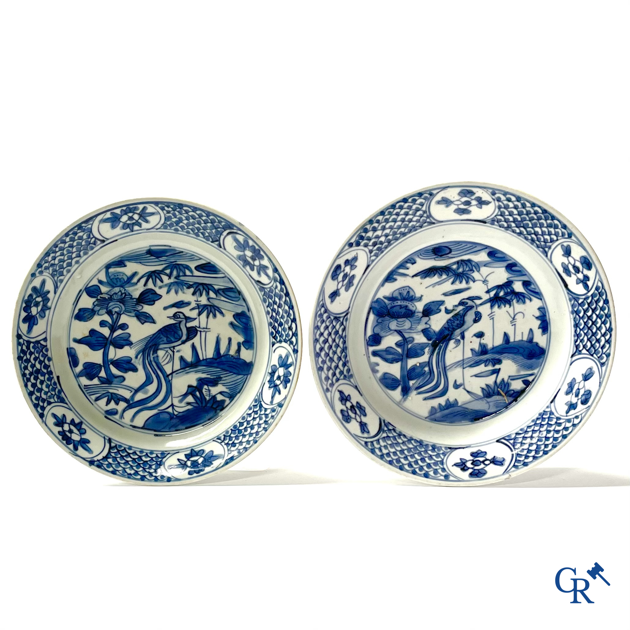 Aziatica, Een paar grote Swatow Chinese blauw-witte schotels versierd met een pauw. Ming Dynastie. Eind XVIe eeuw.