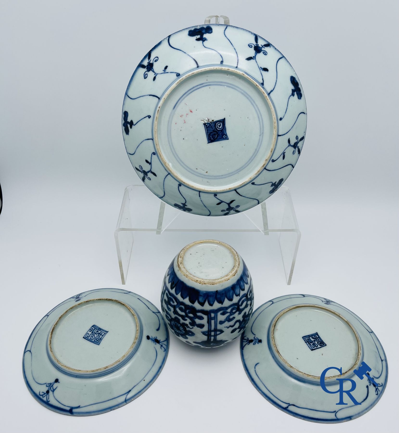 Asian Art: Beautiful lot of Chinese porcelain.