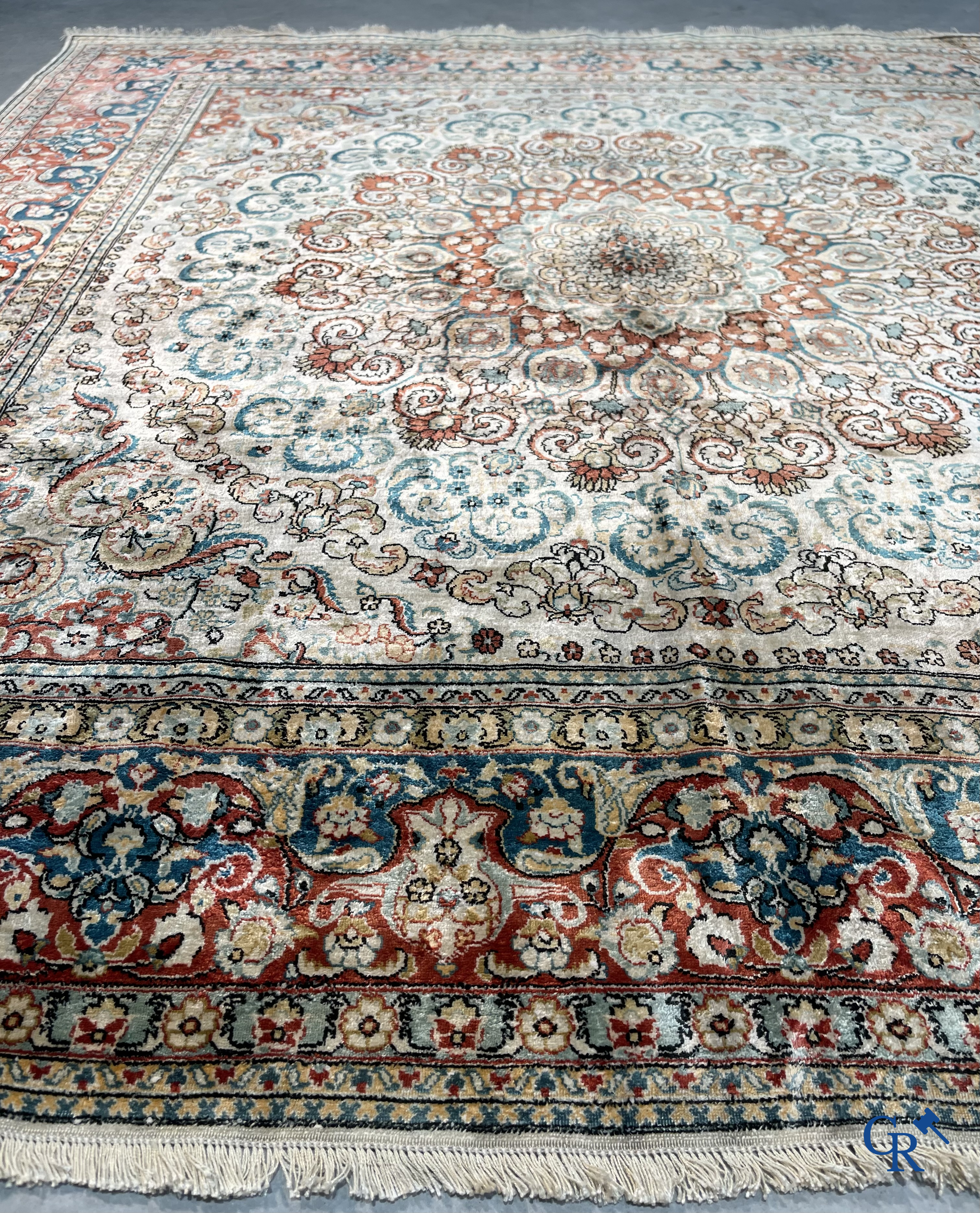 Tapis d'Orient: Hereke, un tapis en soie finement noué au décor floral.