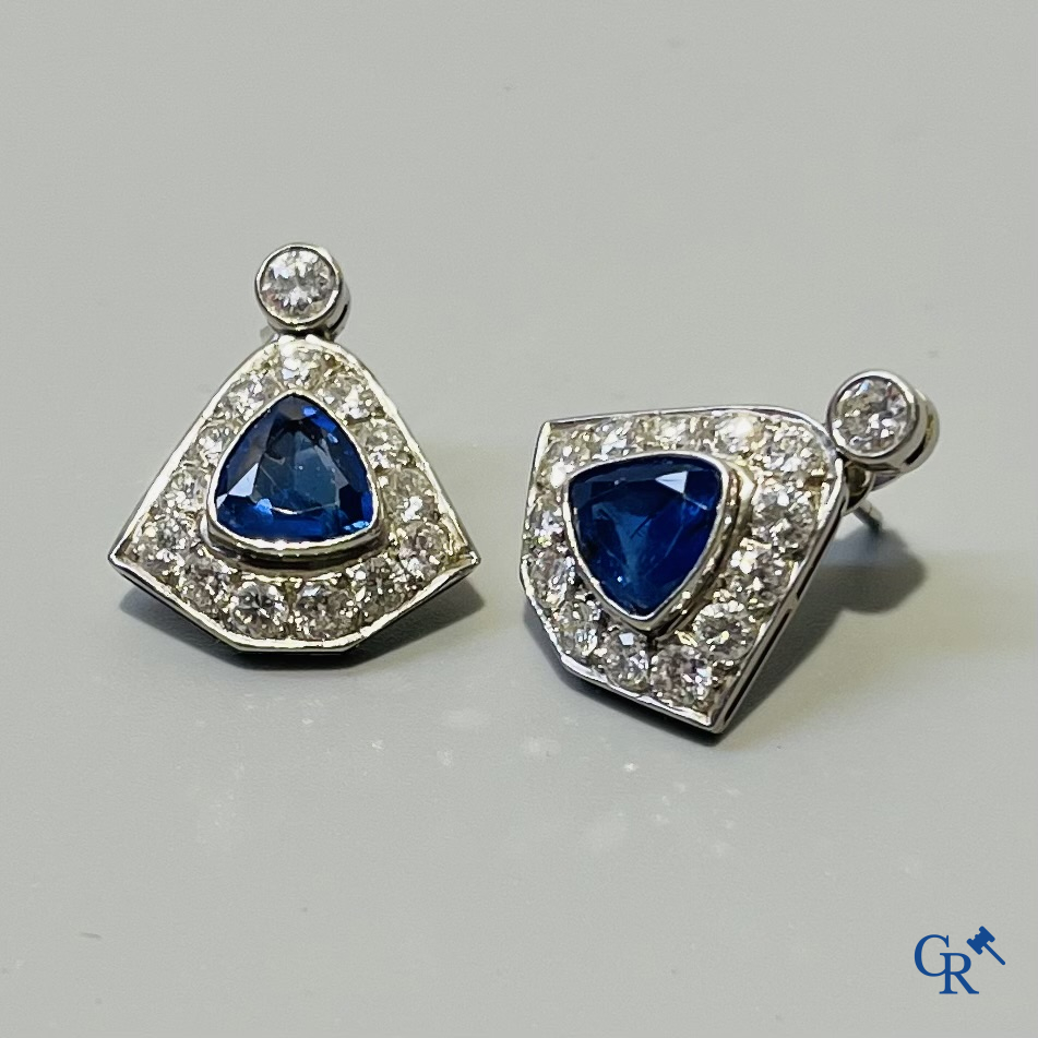 Jewellery, a beautiful pair of Art Deco earrings in white gold 750°/00 each set with a sapphire and 14 diamonds.