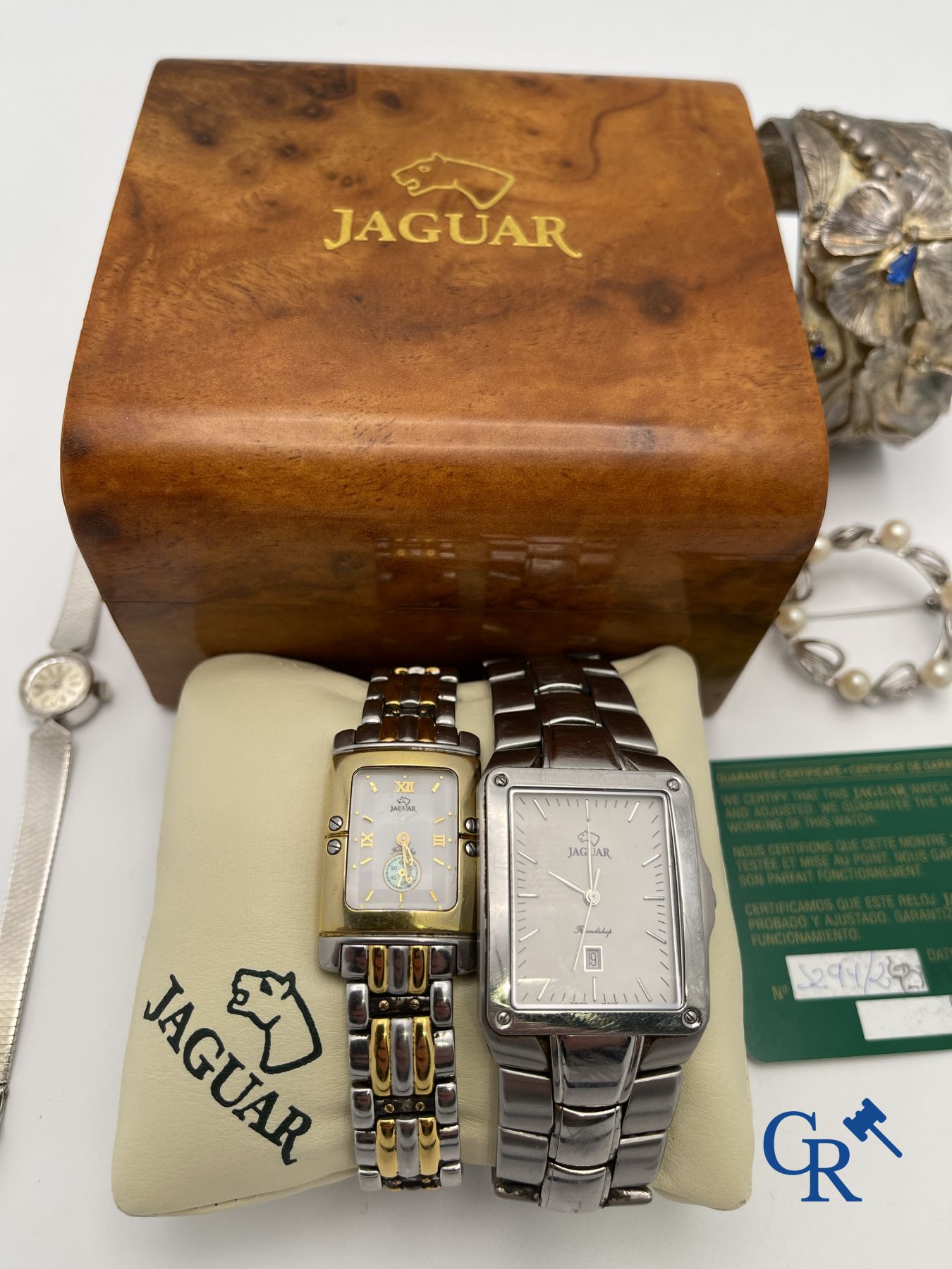 Bijoux/Montres-bracelets: Une montre de dame et une bague en or blanc 18K (750°/00), 2 montres-bracelets Jaguar et 3 bijoux fantaisie.