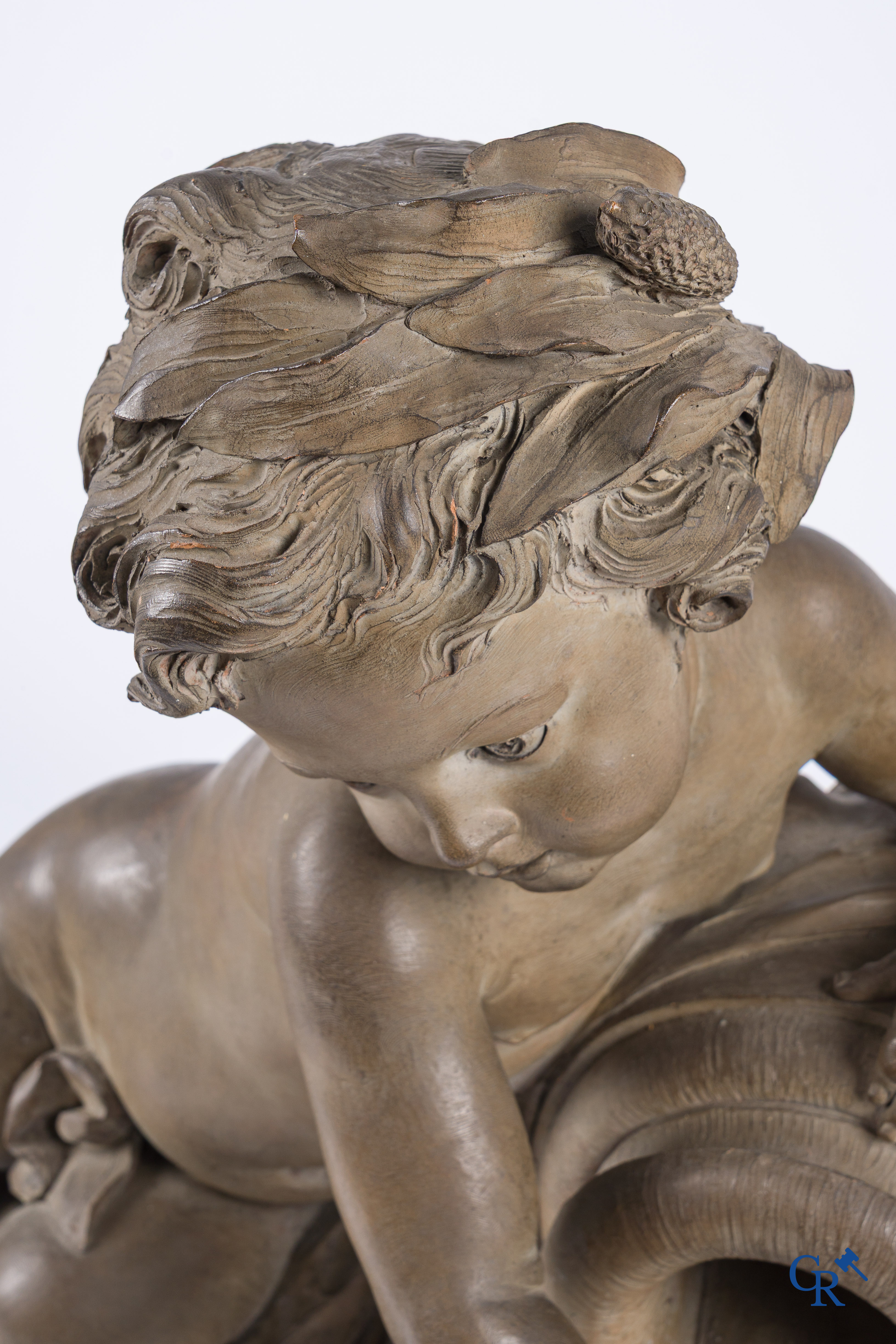 "La Source" Een grote terra cotta groep op een houten vergulde sokkel. LXVI-stijl. 19e eeuw.