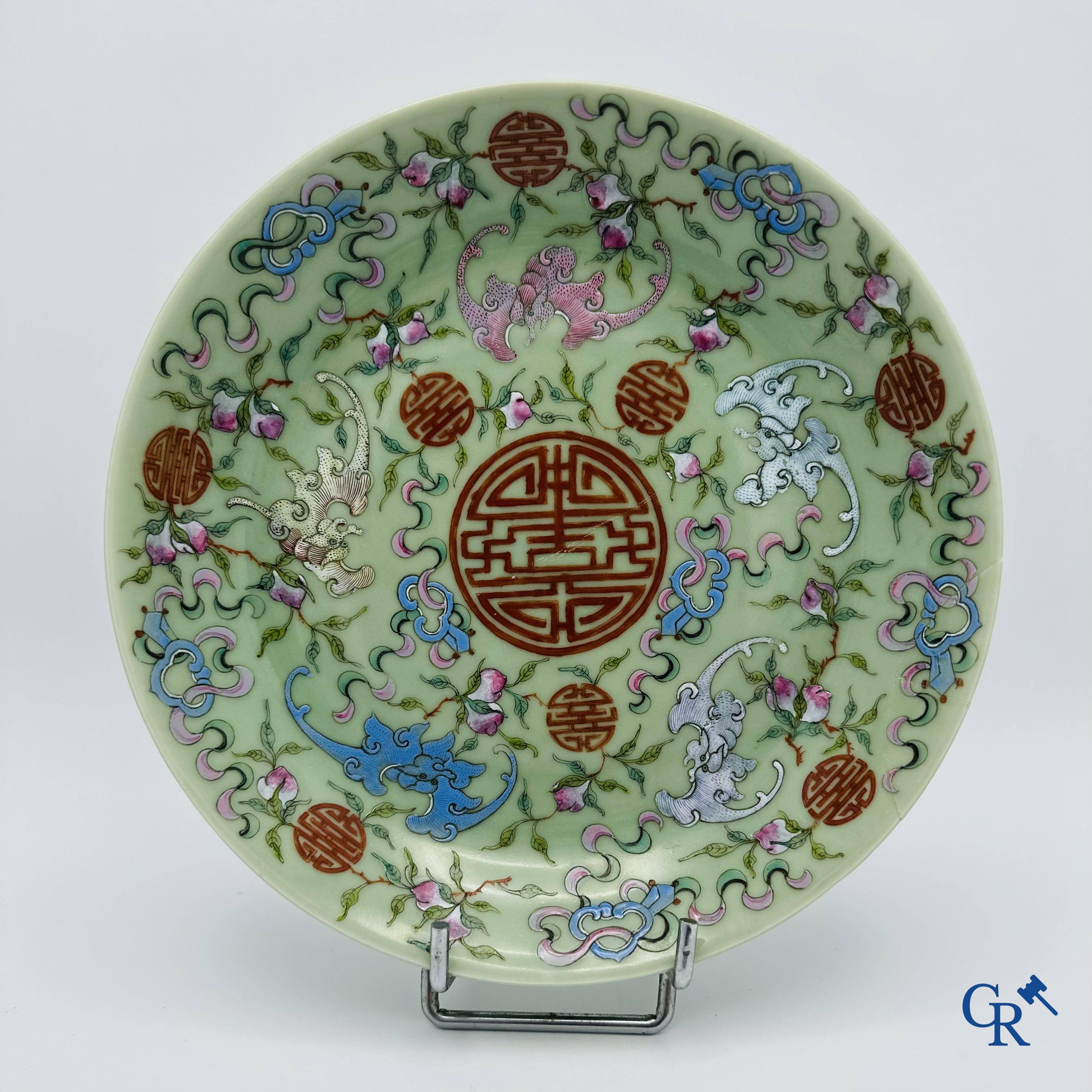 Een fijne Chinese porselein celadon schotel met een decor van "Shou."