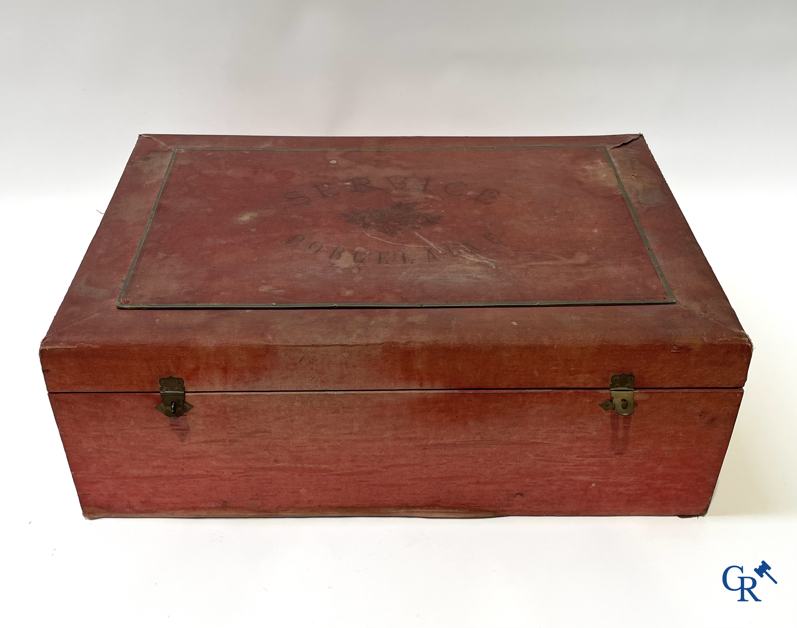 Oud speelgoed, Uitzonderlijk porseleinen poppenservies in originele koffer. Maison Bail, 210, Rue de Rivoli Paris.