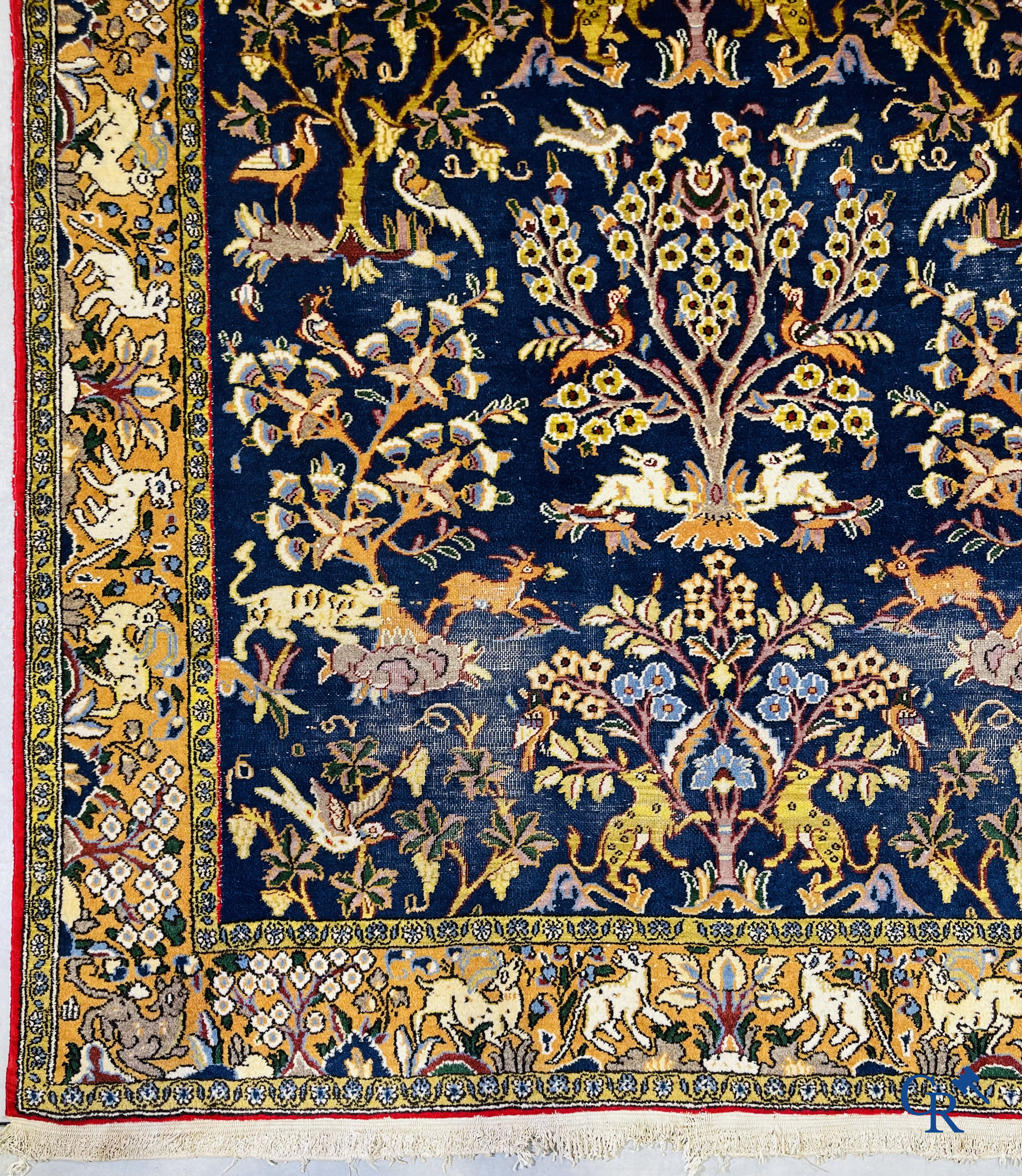 Tapis d'orient: Iran, tapis persan noué à la main avec un décor d'animaux de la forêt.