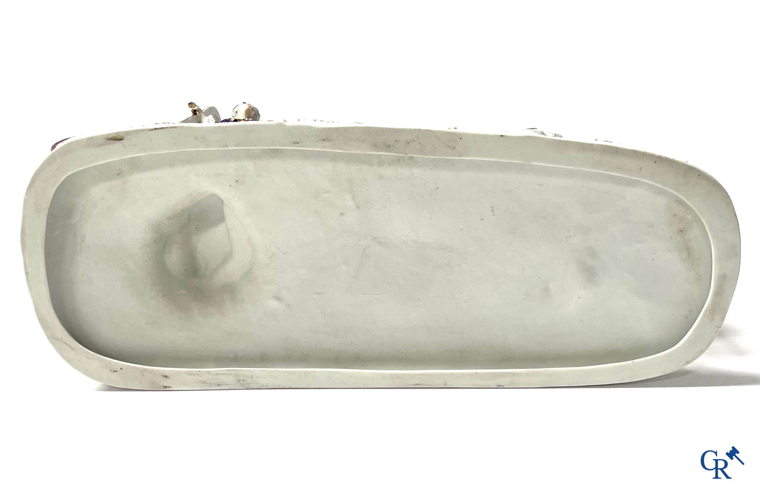 Porcelaine européenne. Une grande calèche à chevaux en porcelaine de Saxe. Marqué.