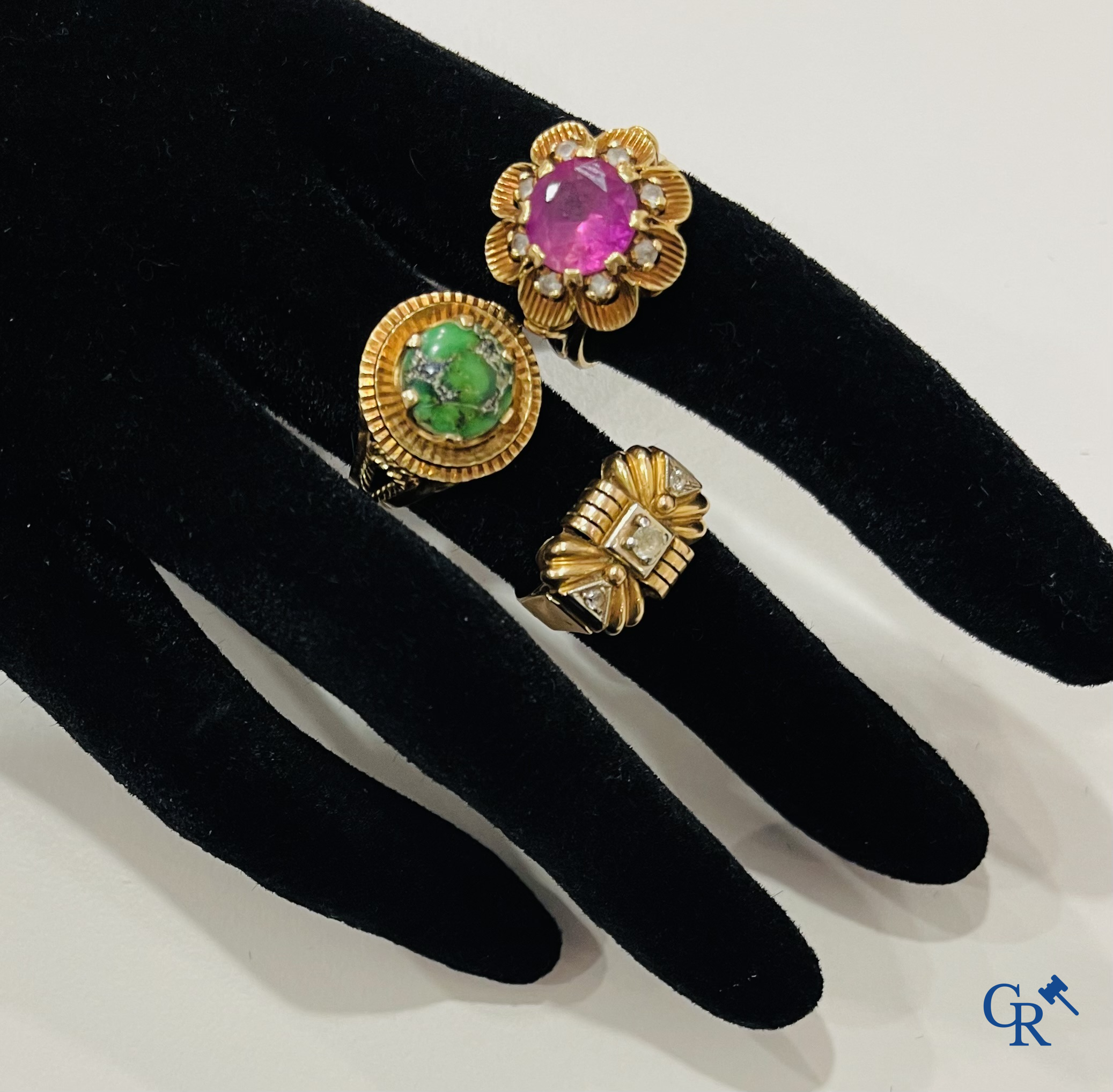 Jewellery, 3 rings in gold 750°/00, 1 set with malachite, 2 others with synthetic stones and diamond imitants.