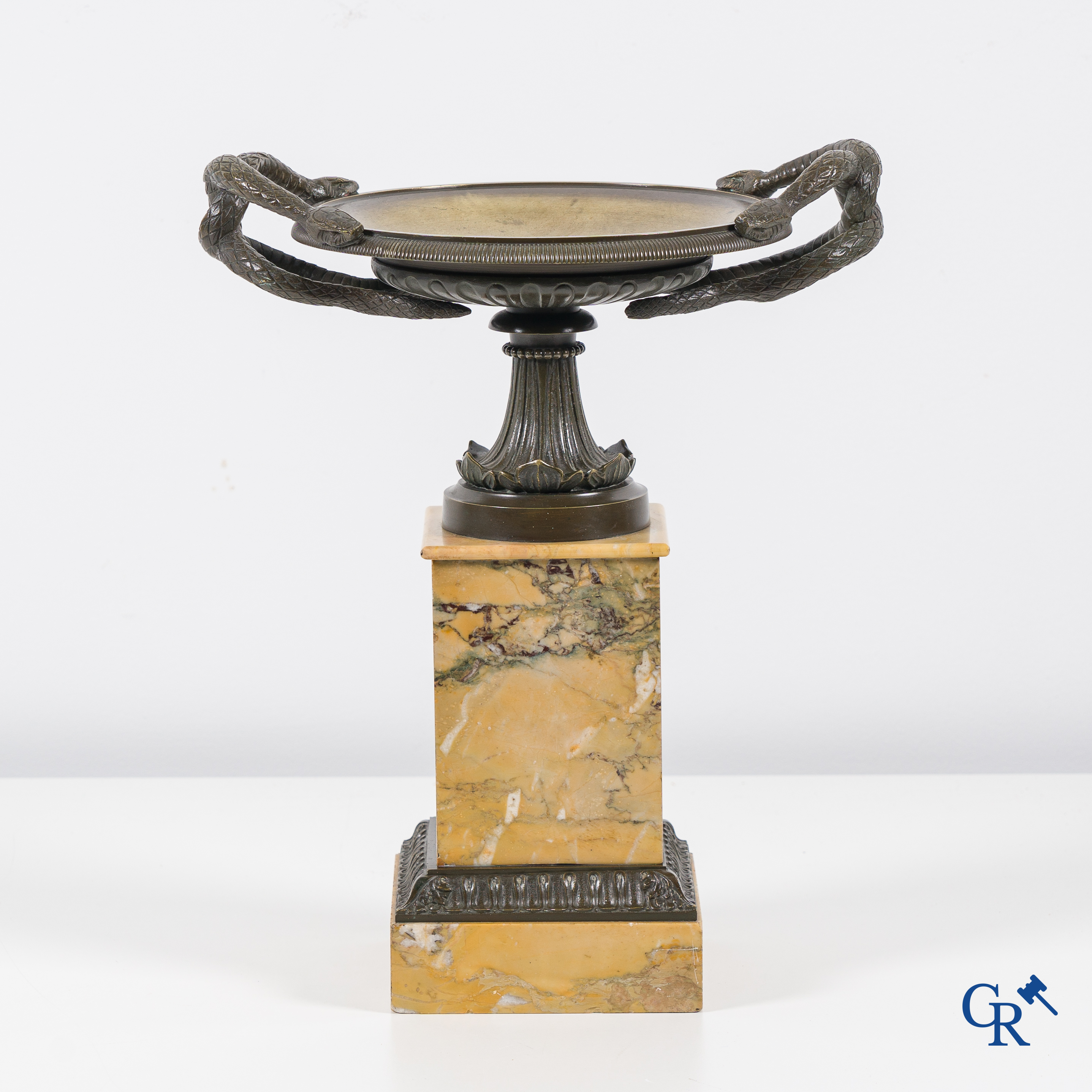 A finely crafted bronze tazza on a Giallo Siena marble pedestal. Empire style. Period 1860.