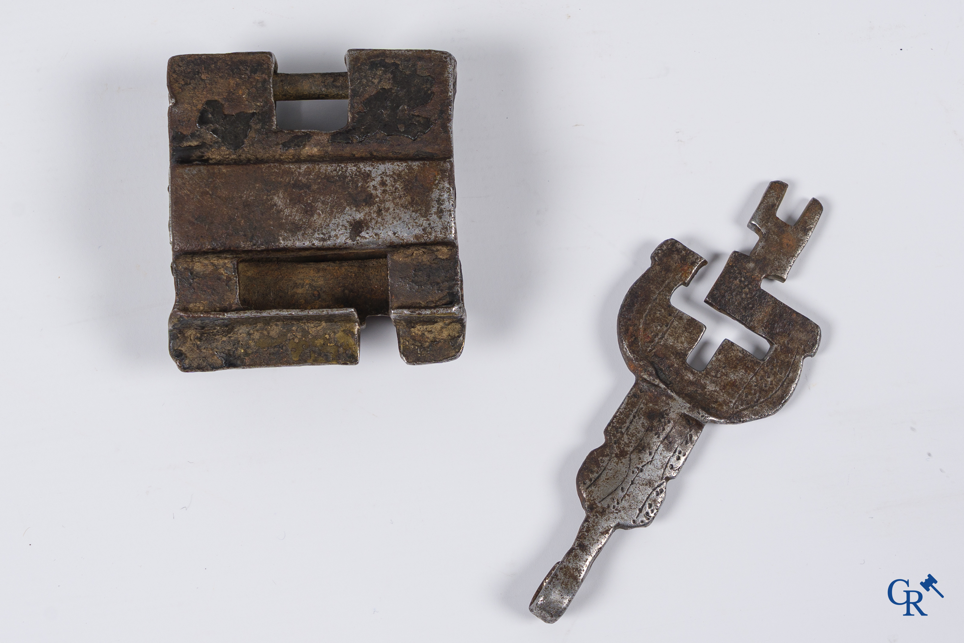 Antiek lederen geld of documenten koffer met origineel smeedijzer slotwerk.