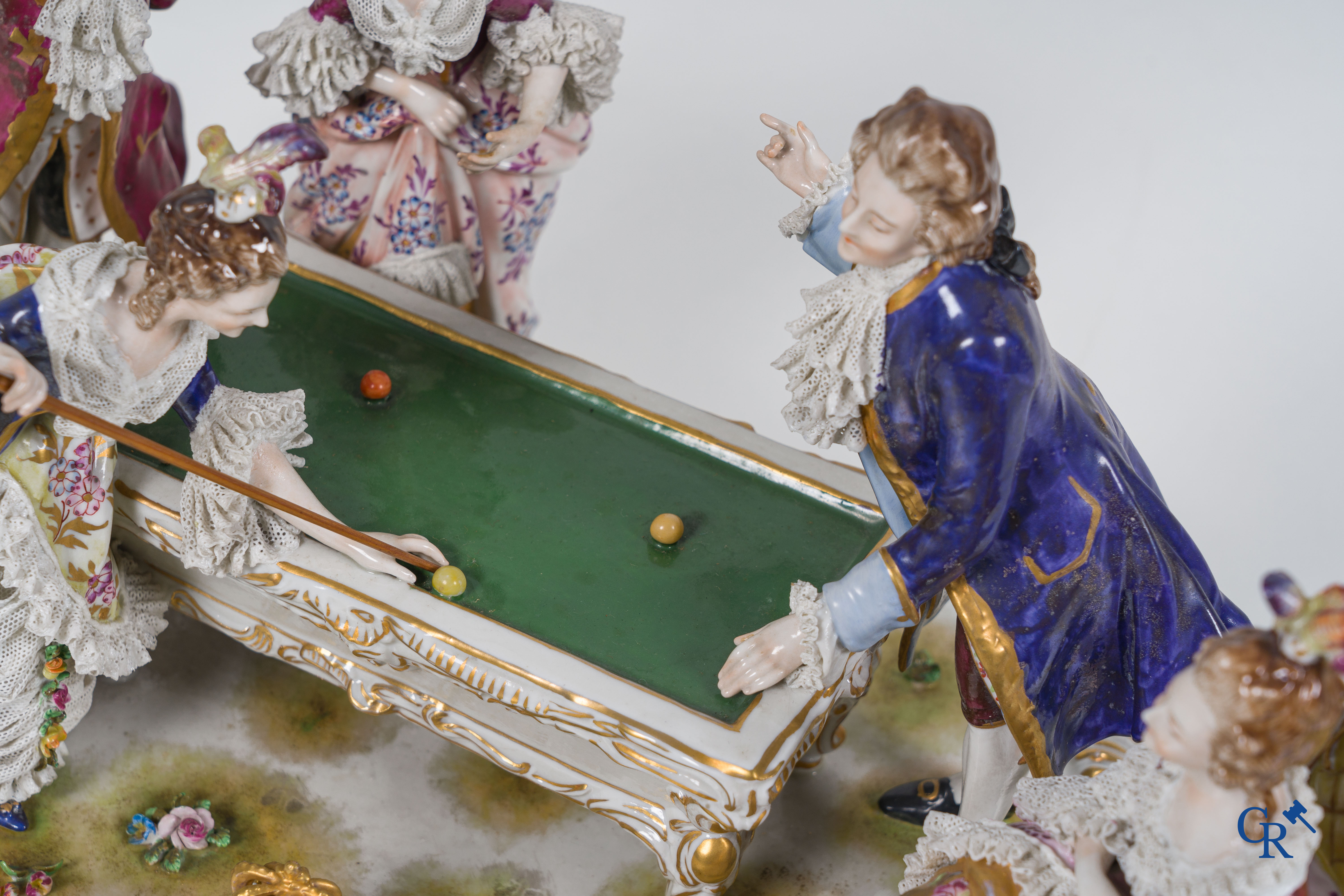 Volkstedt Rudolstadt: Porcelaine européenne. Grand groupe en porcelaine en dentelle avec 5 personnages autour d'une table de billard.