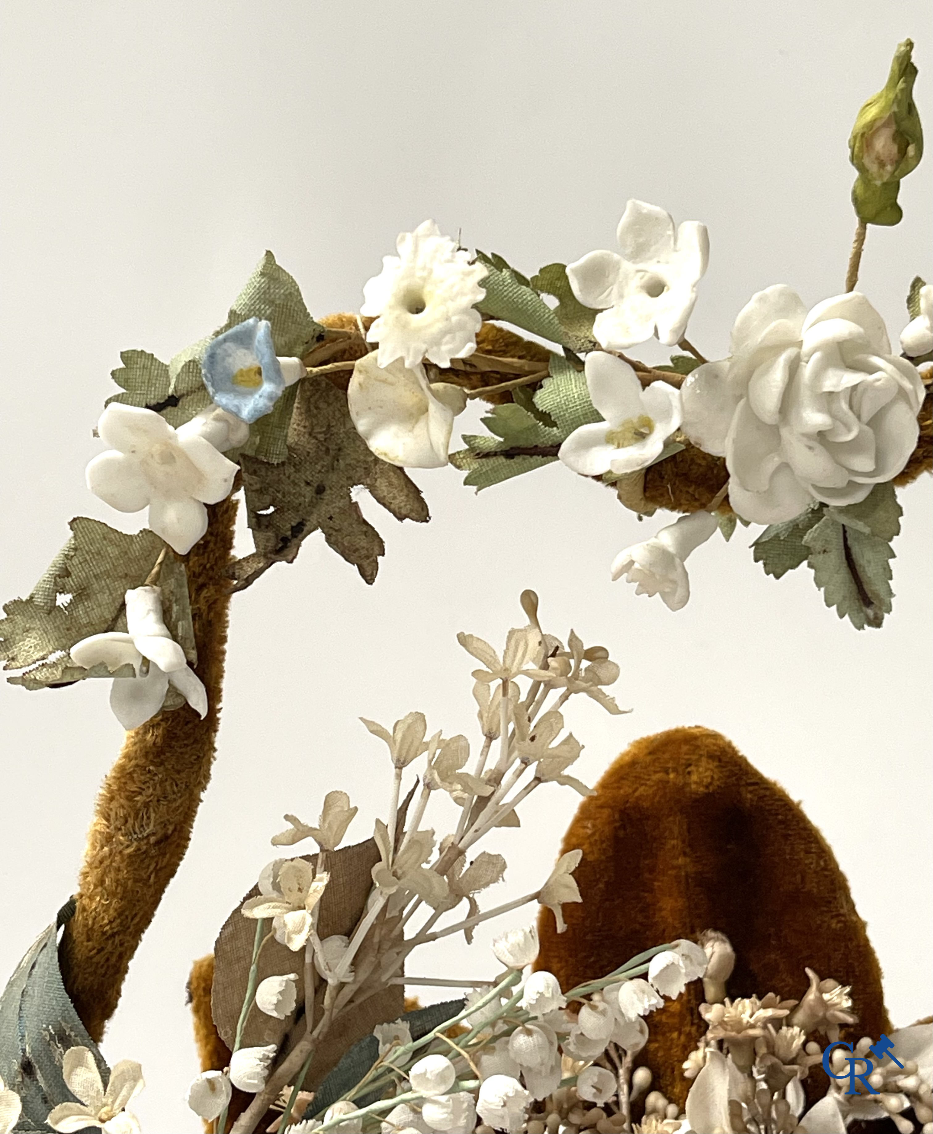 2 globes en verre avec un bouquet de mariage en forme de panier, décorés de fleurs en porcelaine fine. Vers 1900.