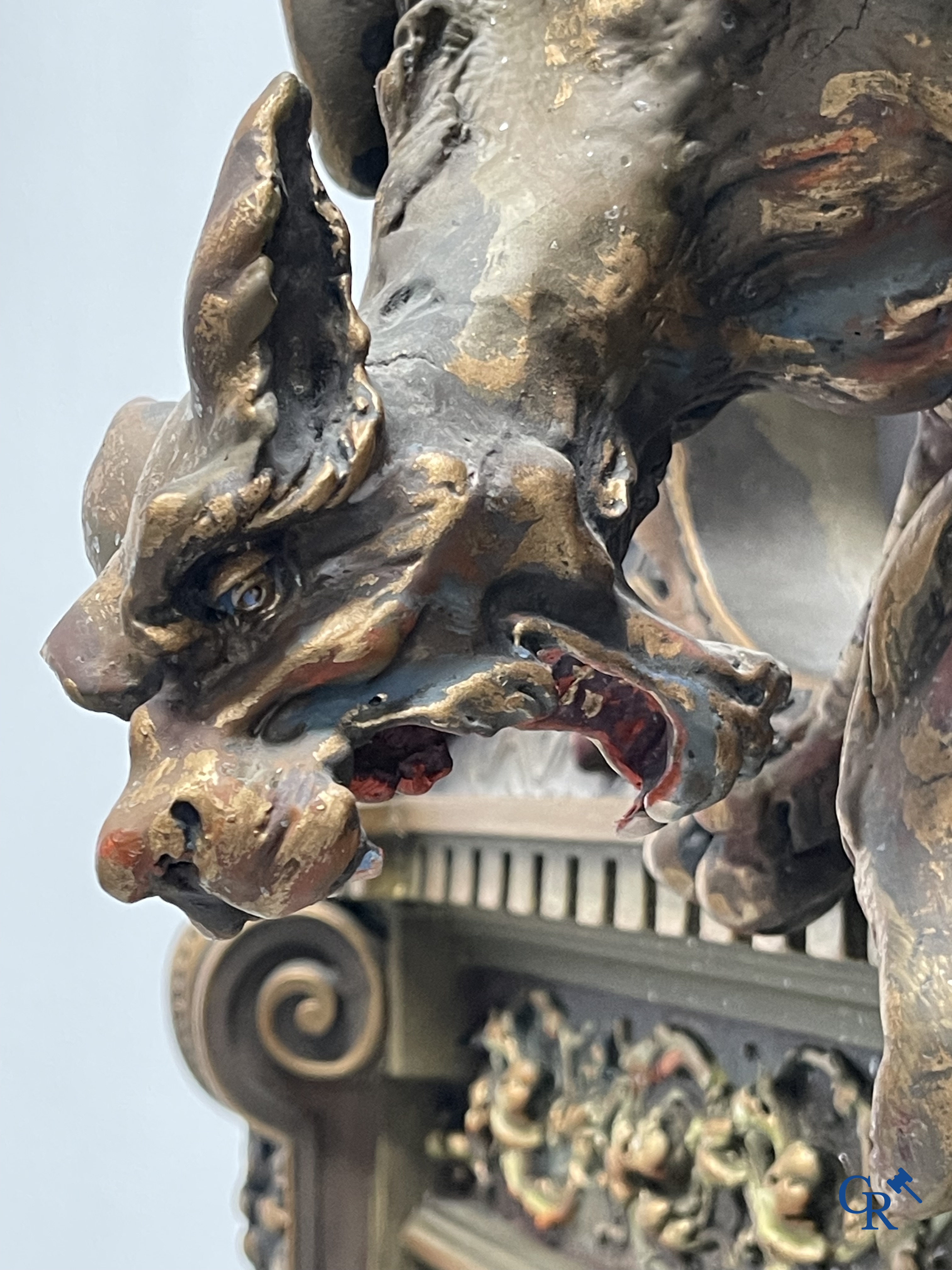 Un grand miroir de cheminée patiné avec un dragon. Vers 1900.