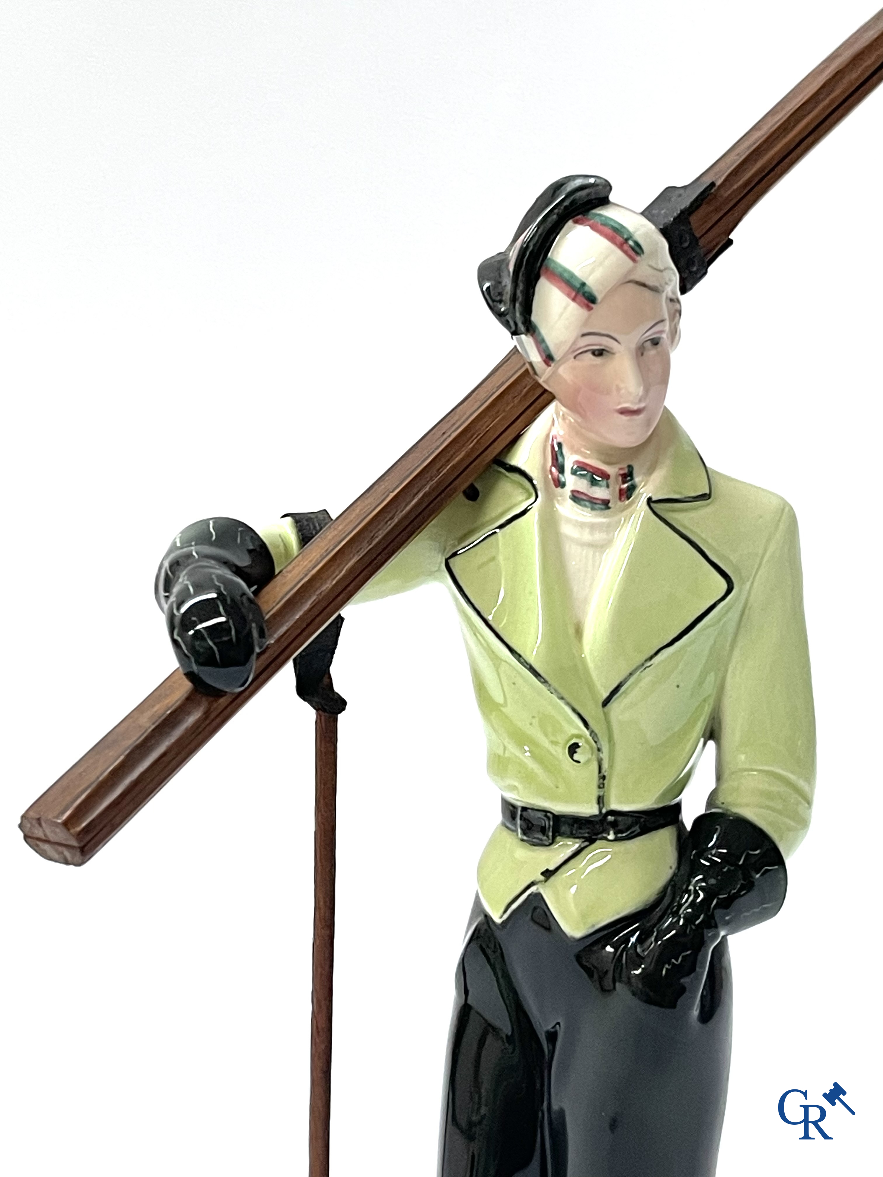 Hertwig en Company, Katzhütte, Thüringen. Een skiester in fijn polychroom en geglazuurd aardewerk. Circa 1930.