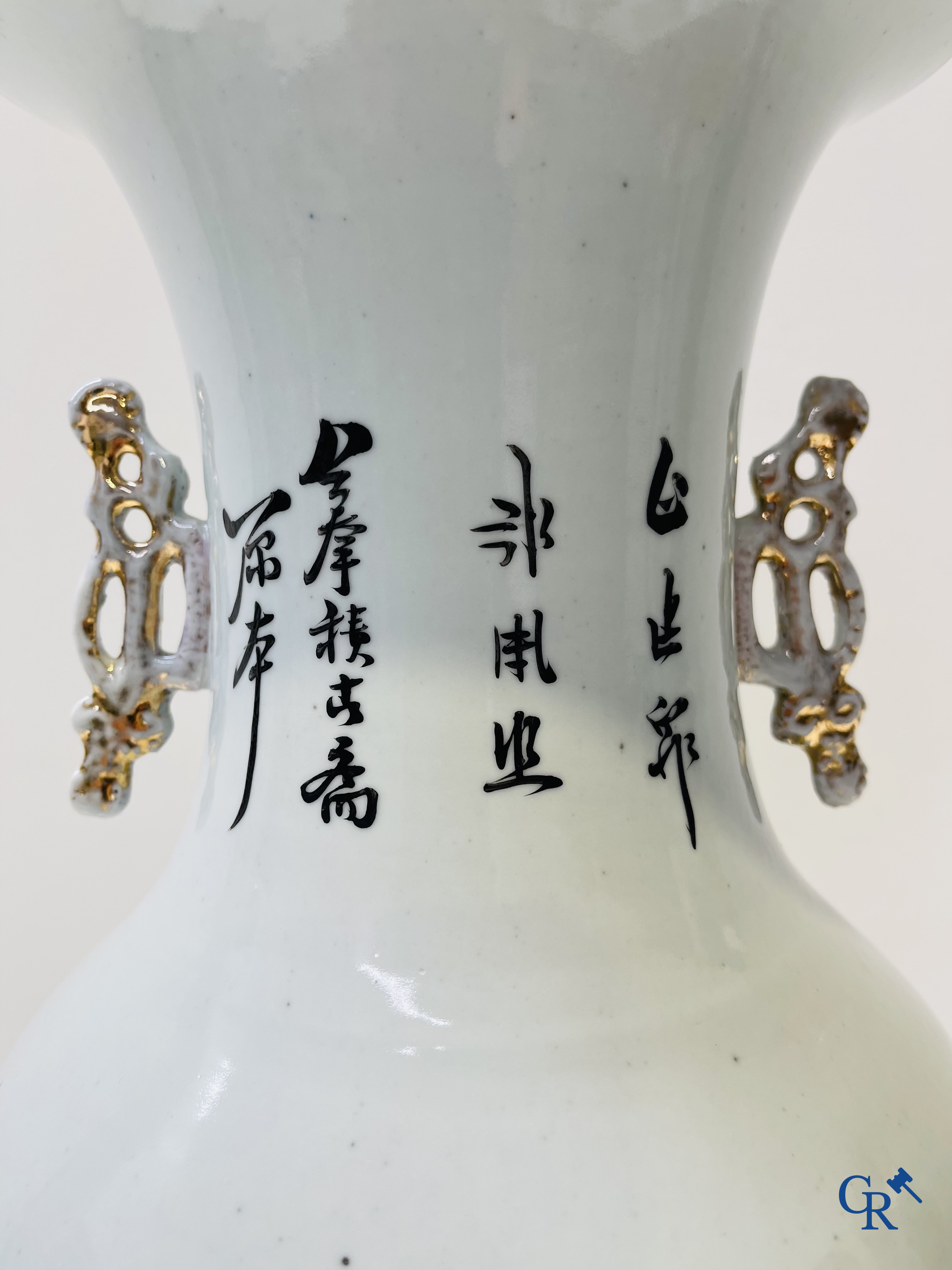 Art Asiatique: Porcelaine chinoise, vase Chinois représentant une dame et des enfants jouant autour d'un aquarium.