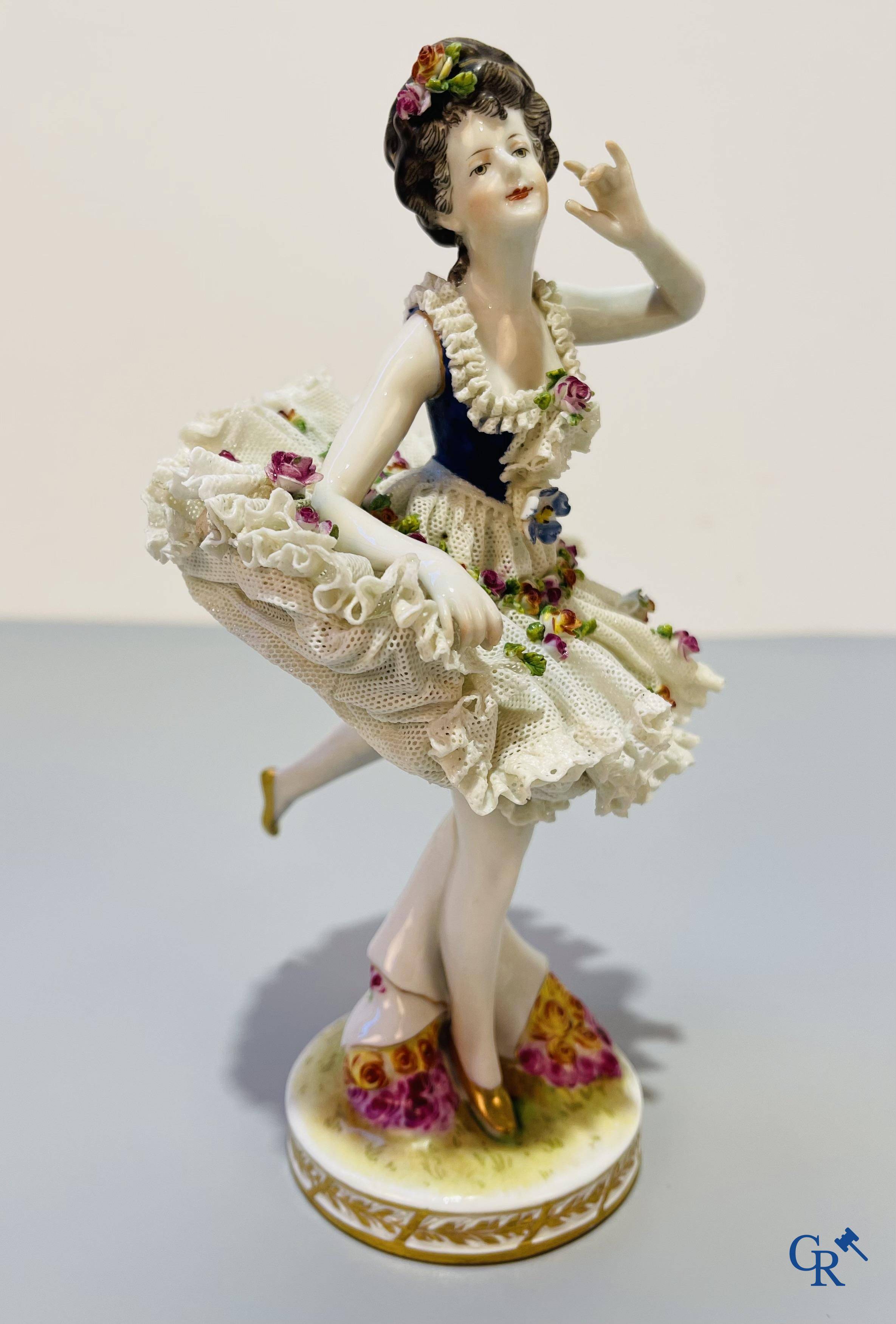 Europees porselein, Ludwigsburg, een danseres in fijn gedecoreerd Duits lace porcelain.