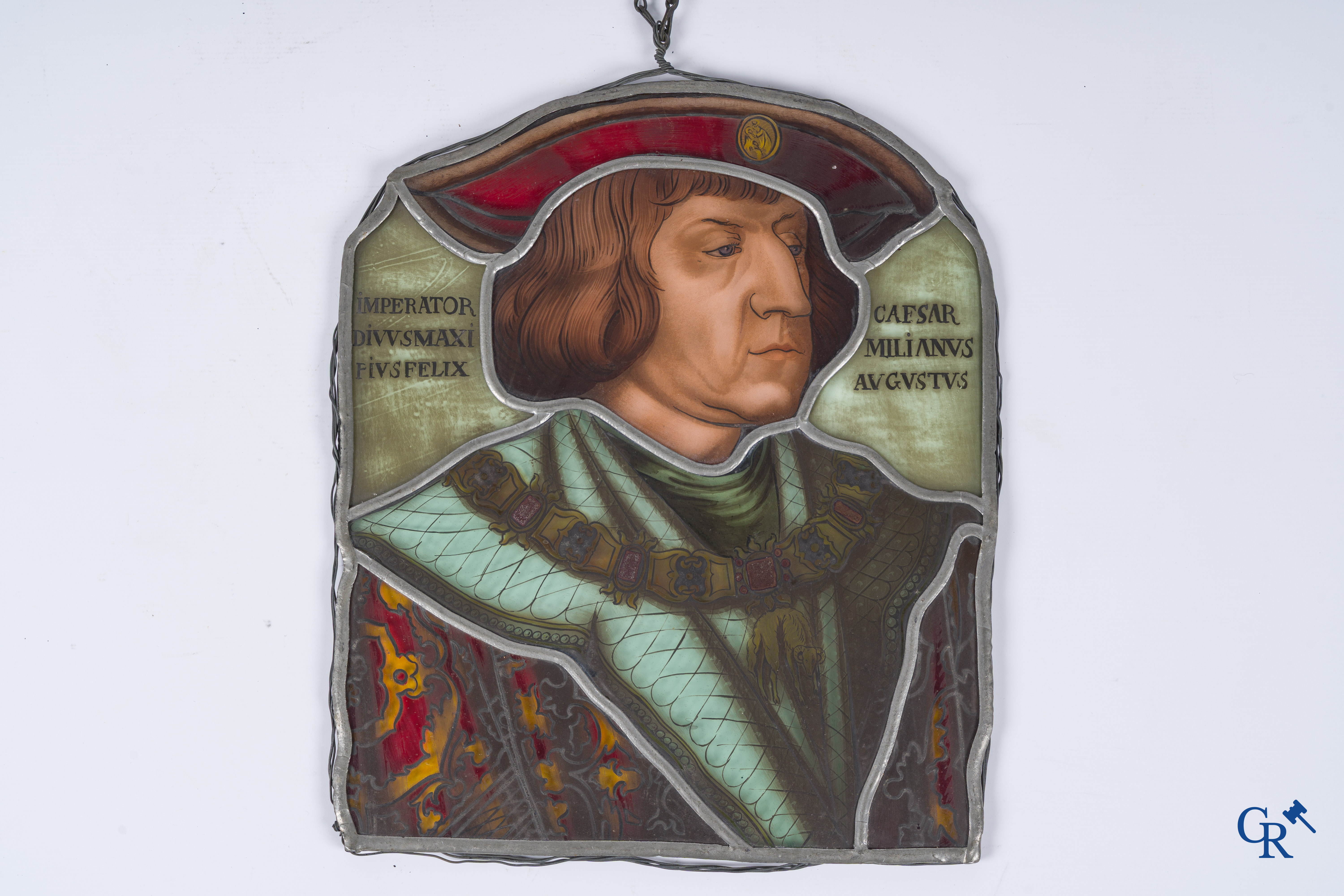 Een fragment van een antiek brandglas met het portret van Maximiliaan I van Oostenrijk.