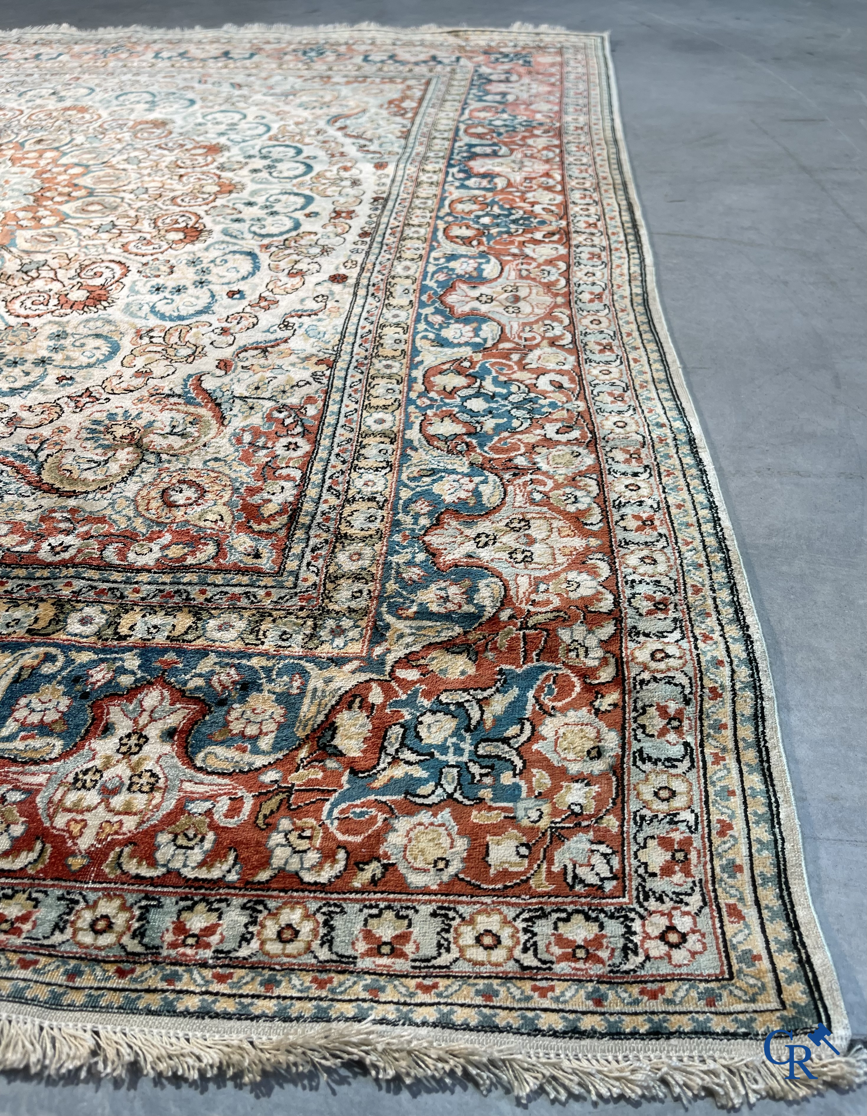 Tapis d'Orient: Hereke, un tapis en soie finement noué au décor floral.