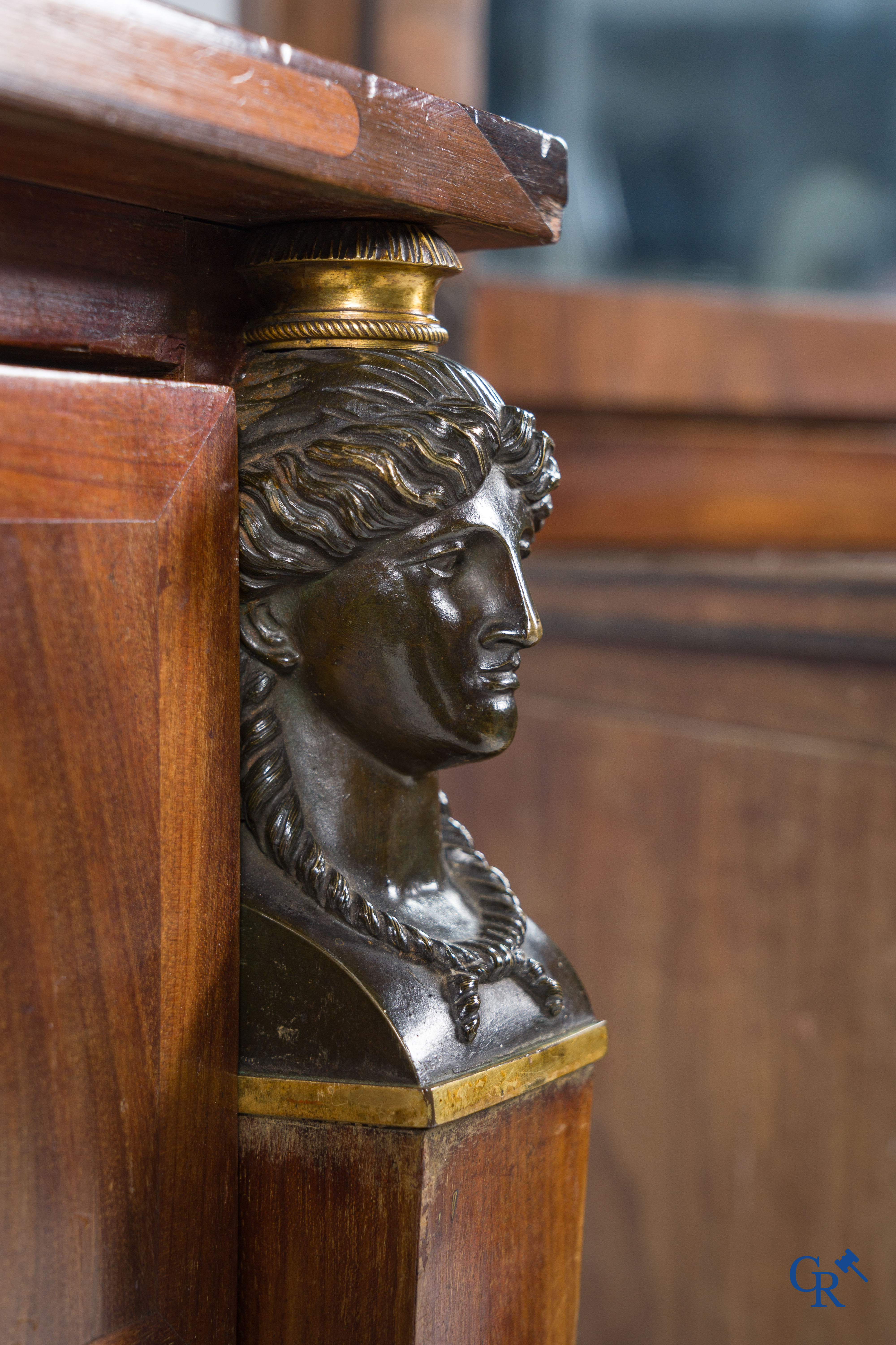 Chapuis, een mahonie houten herenkaptafel en dames toilettafel met geciseleerde bronzen. Empire, circa 1810.