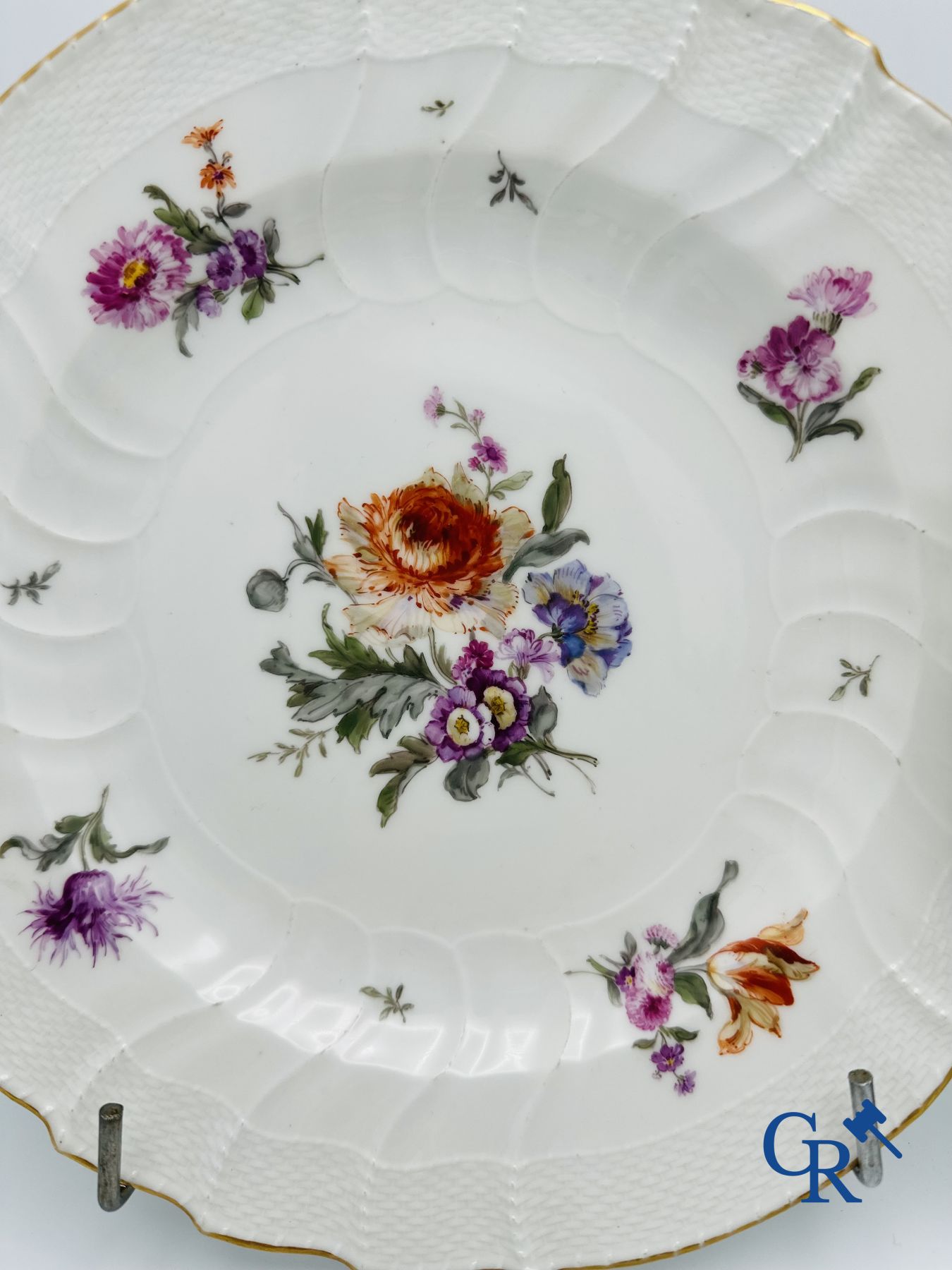 KPM: Manufacture Royale de Porcelaine de Berlin. Paire d'assiettes en porcelaine finement peinte.