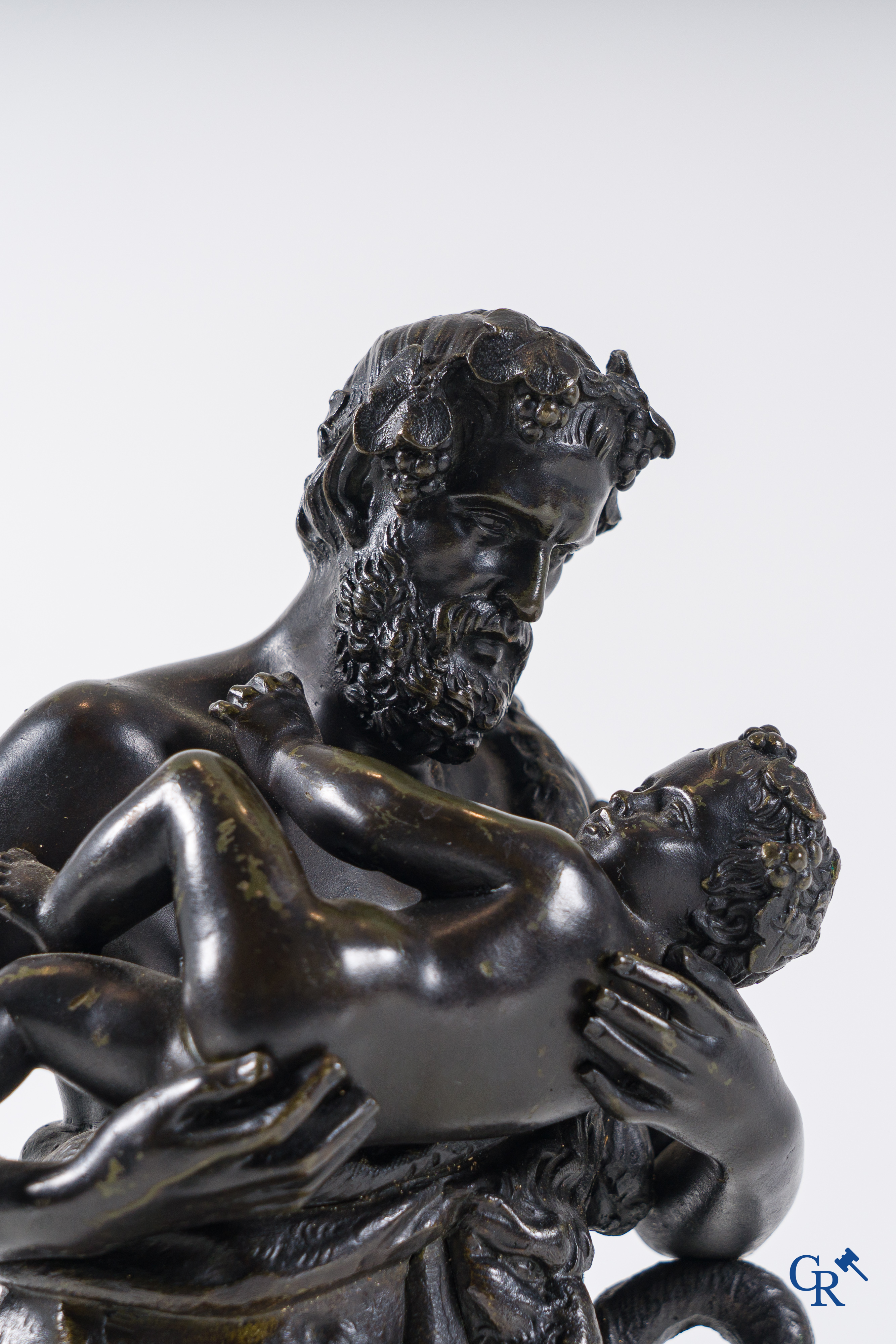 Travail français vers 1830-1840. Silène avec l'enfant Dionysos, statue en bronze d'après un modèle antique.