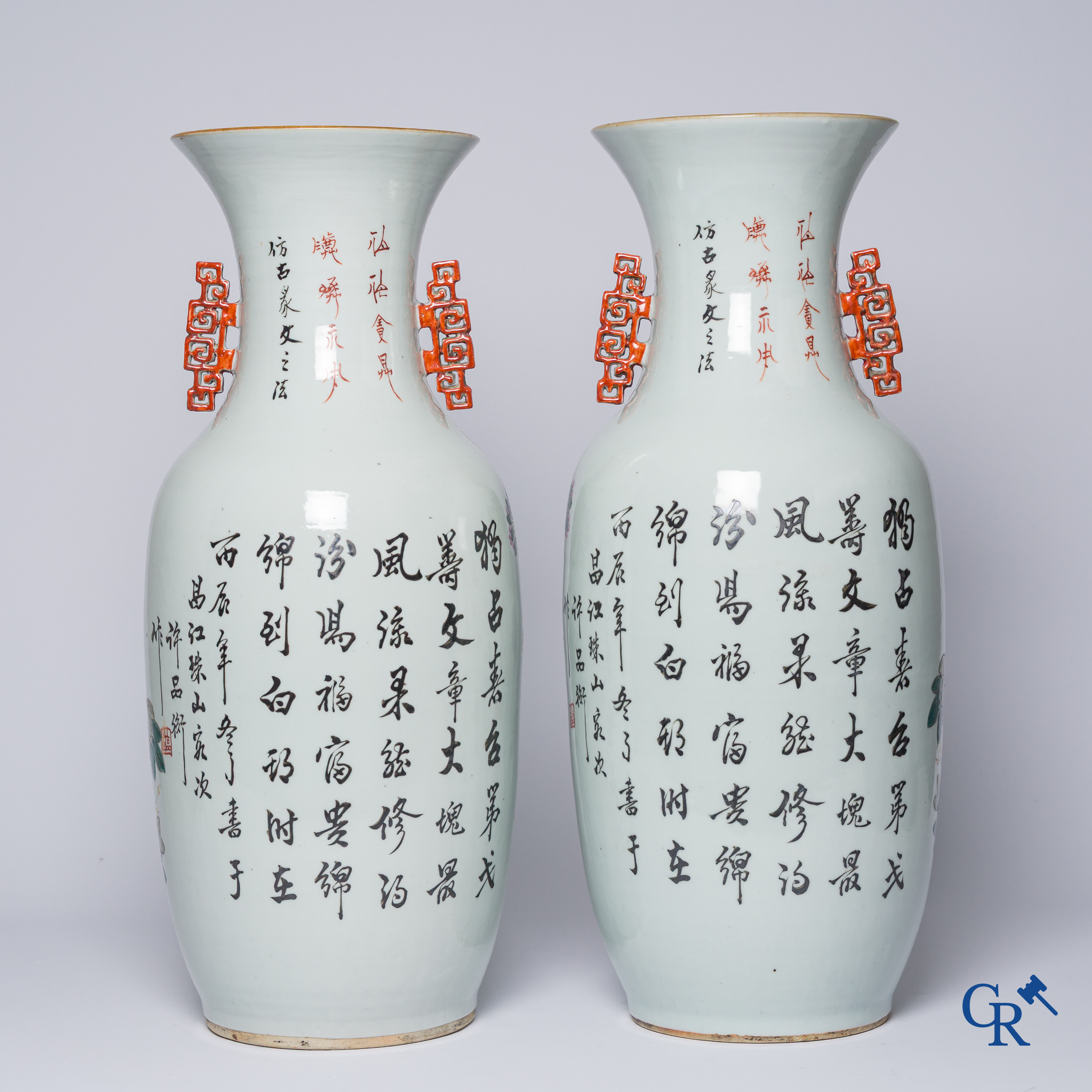 Aziatica, Chinees porselein. Een paar Chinese vazen met een famille rose decor van bloemen en vogels. Gemerkt. 19e eeuw.