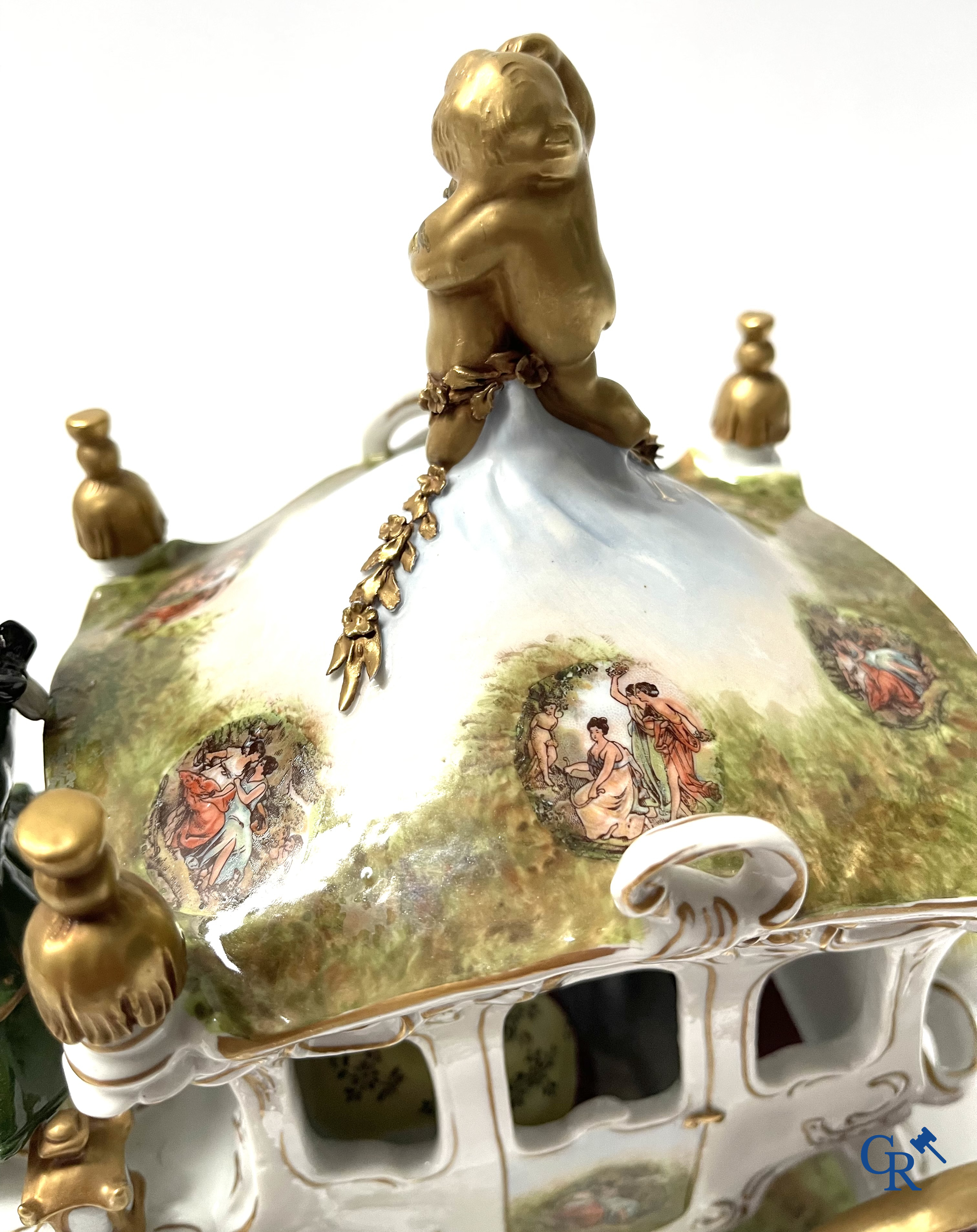 Porcelaine européenne. Une grande calèche à chevaux en porcelaine de Saxe. Marqué.