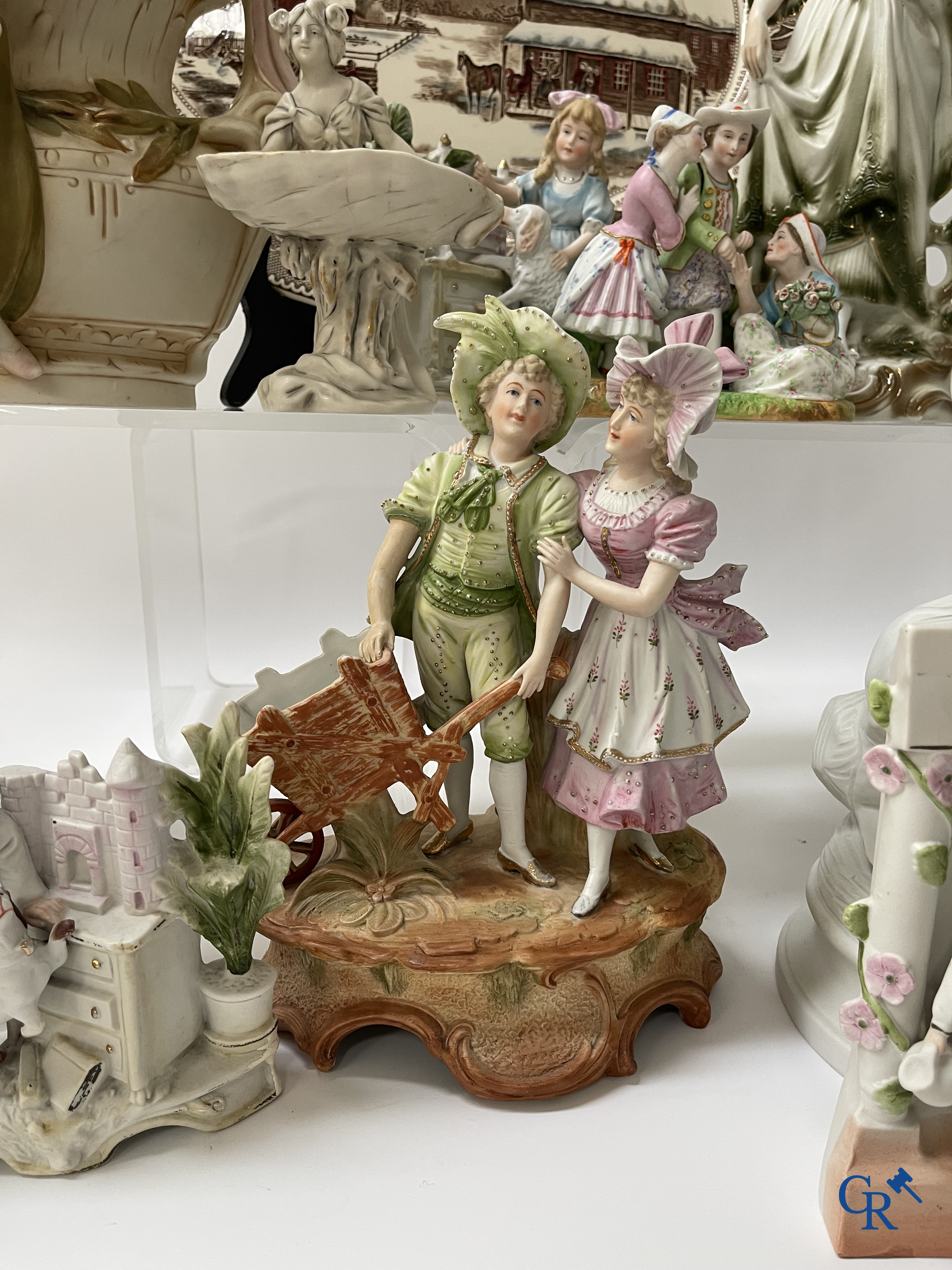 Un grand lot de brocante, y compris Royal Dux, statues en biscuit, porcelaine, globes, statues en régule, lampe de table, lustre, etc.