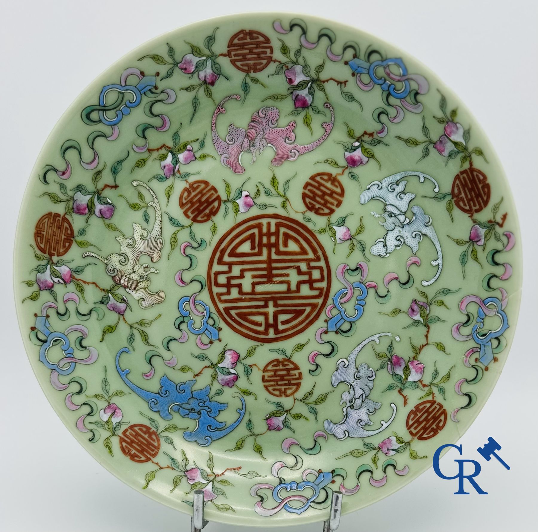 Een fijne Chinese porselein celadon schotel met een decor van "Shou."