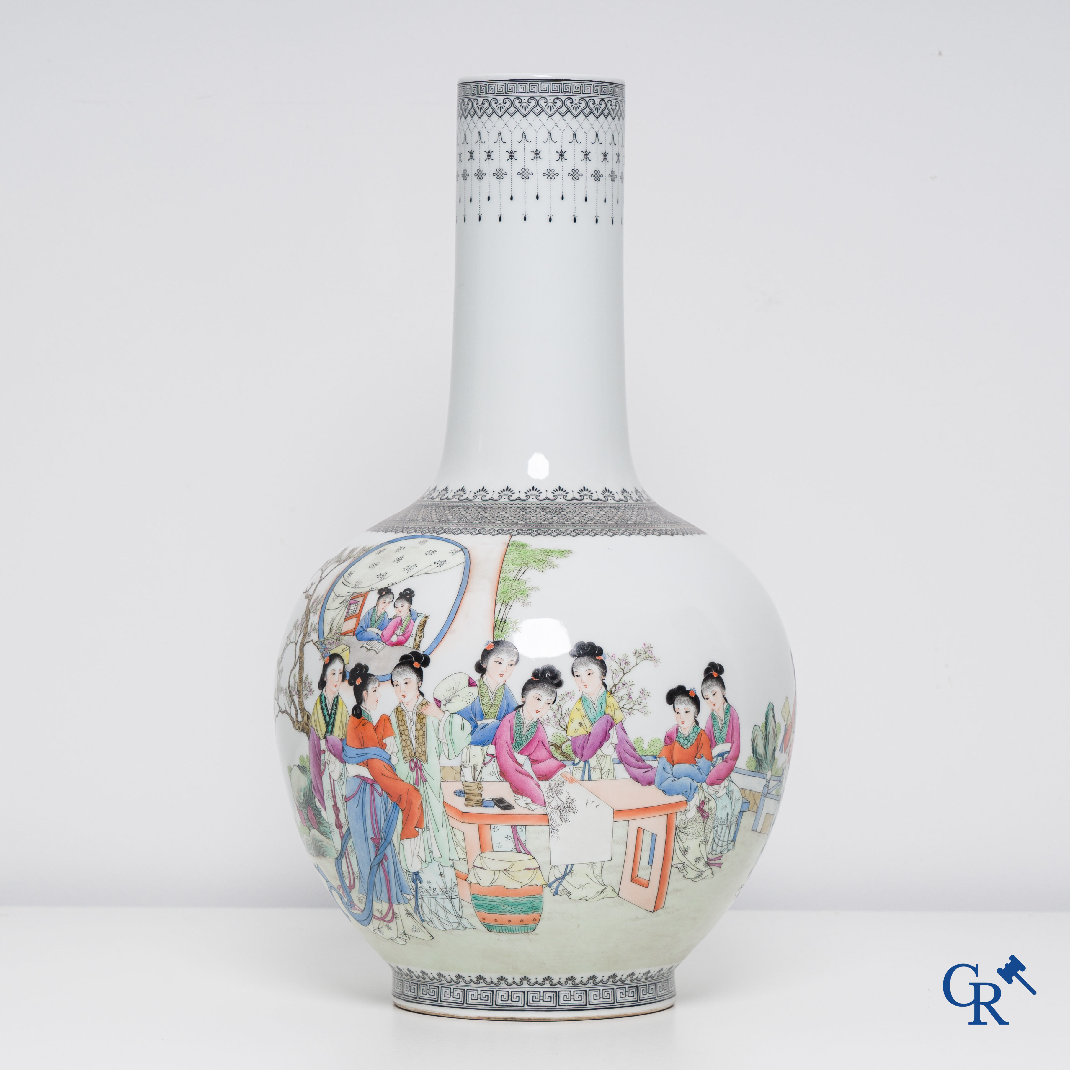 Art Asiatique: Un vase chinois avec des dames dans un jardin.