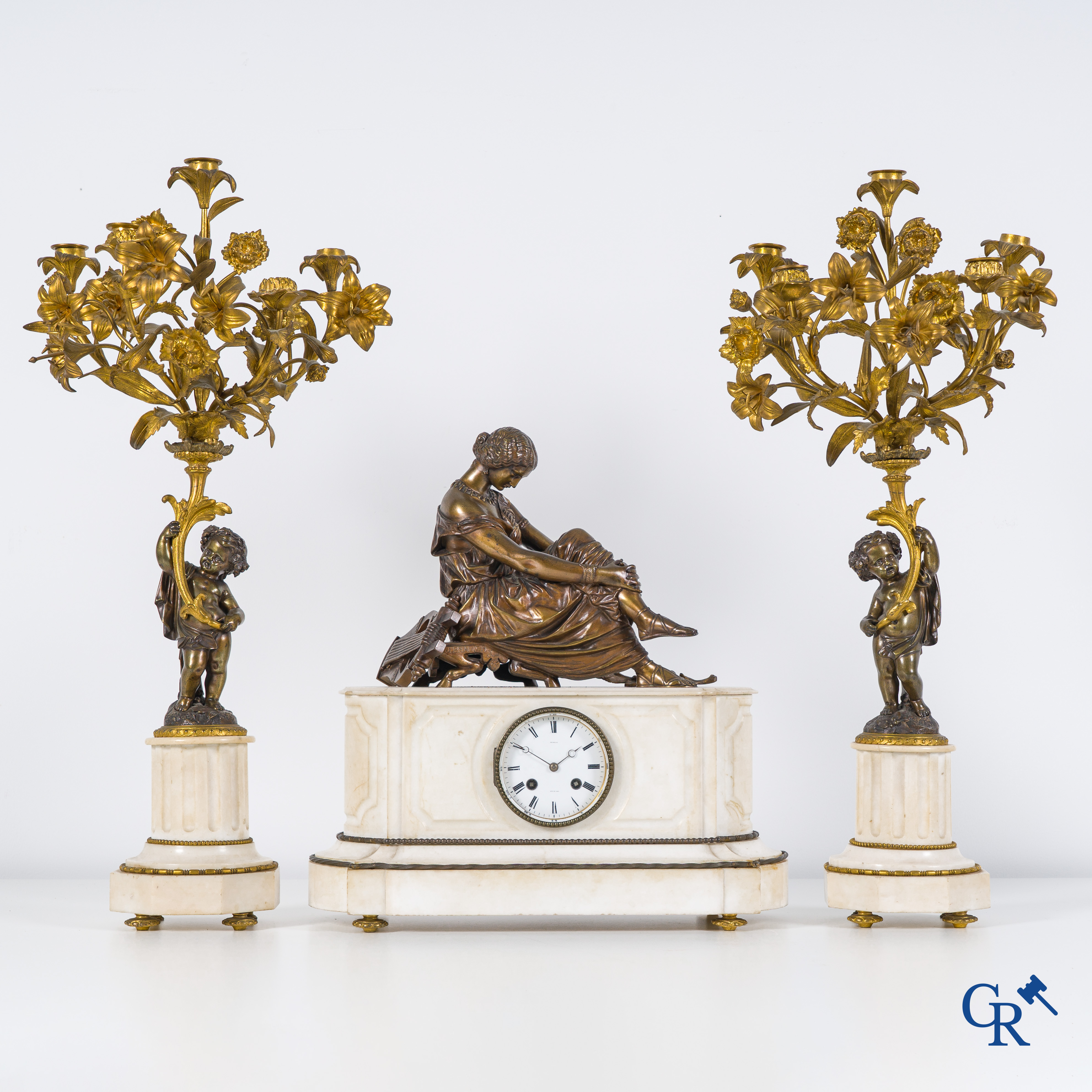 Garniture de cheminée en marbre et bronze signée J. Pradier, Susse fondeur et Demeur Horloger du Roi.