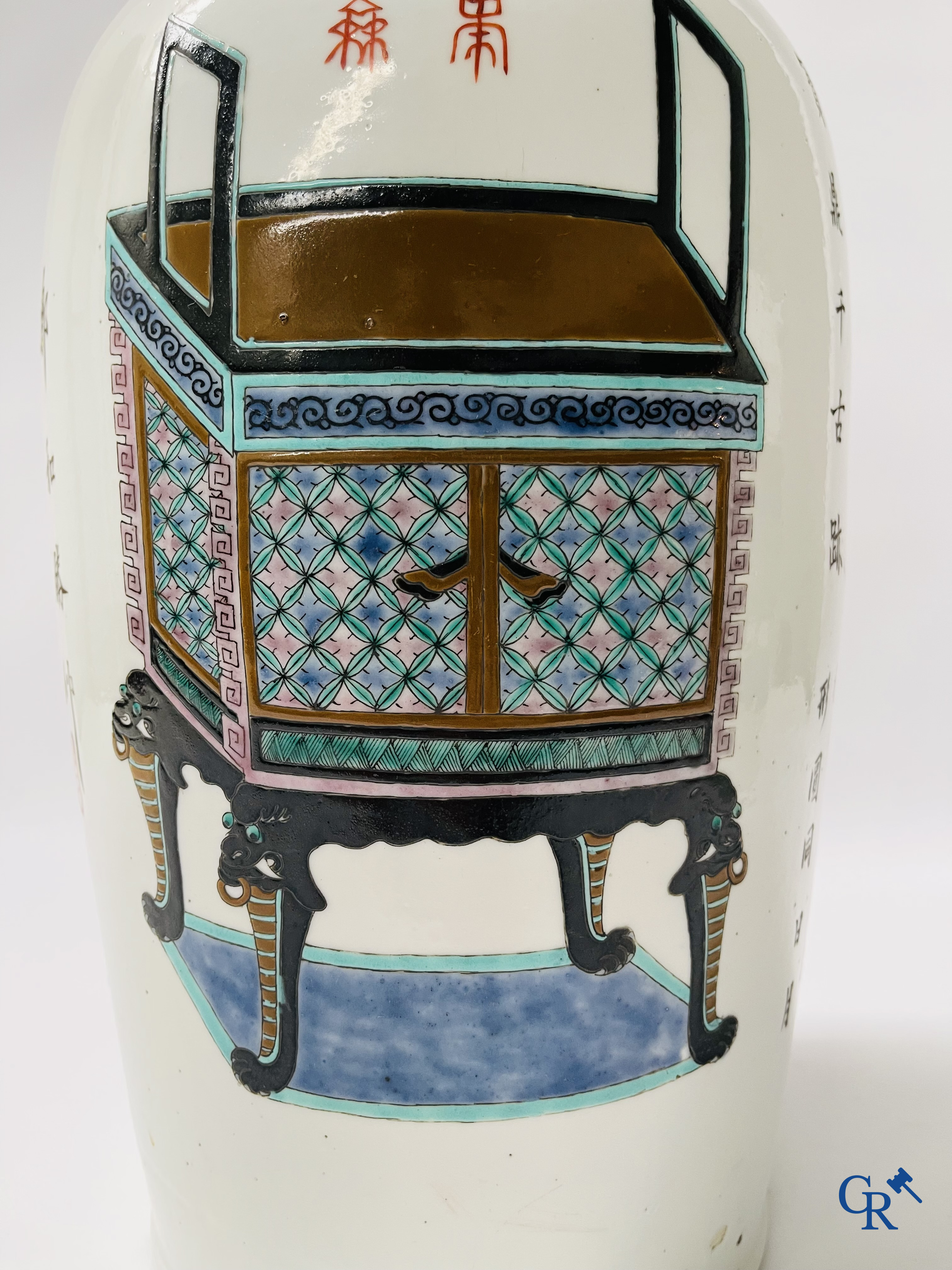 Aziatica, 2 Chinese famille rose vazen gedecoreerd met antiquiteiten en een kalligrafische tekst. 19e eeuw.