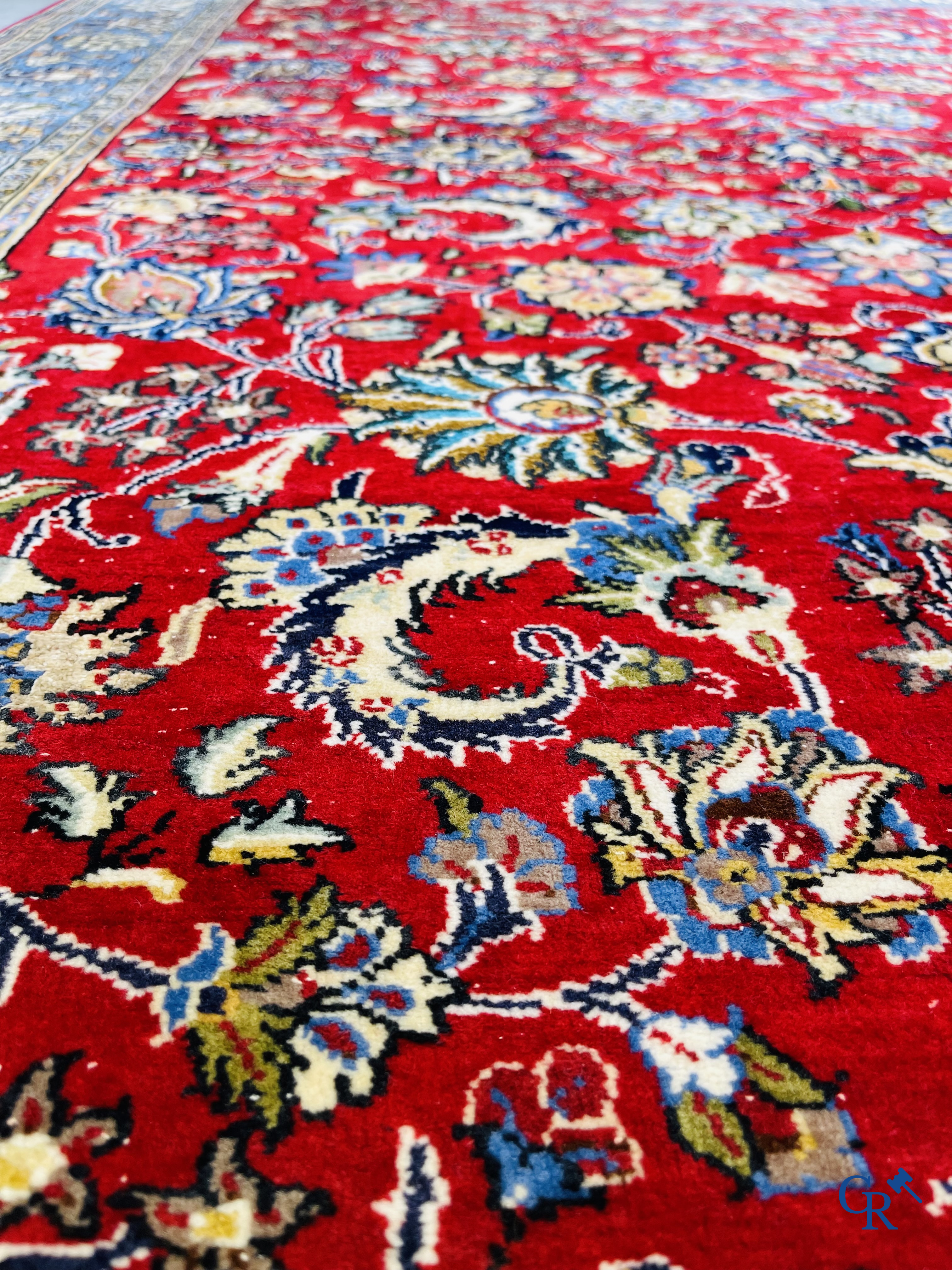 Tapis d'orient: Iran, tapis persan finement noué à la main avec un décor floral sur fond rouge et bleu.