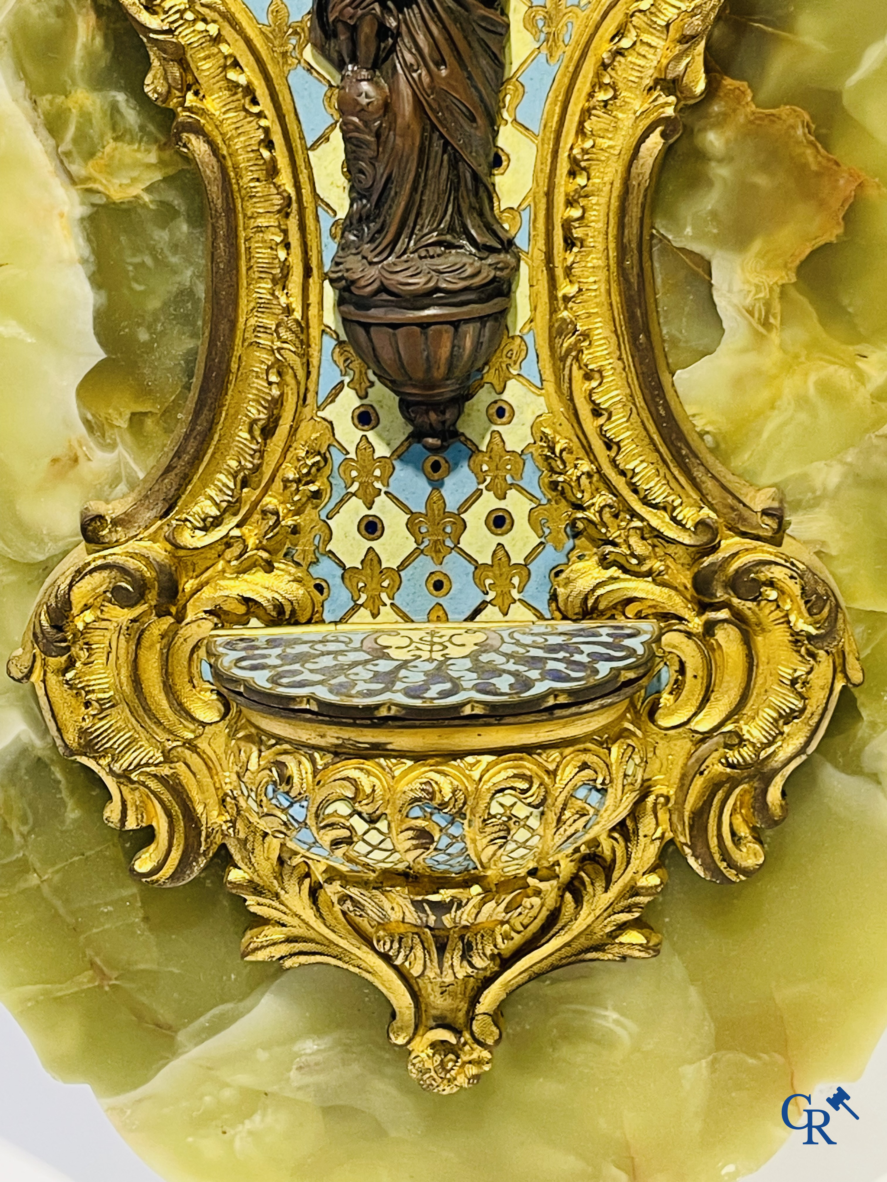 Objets religieux, 2 benitiers en bronze et cloisonné et une statue en albâtre du cœur sacré. XIXe siècle.