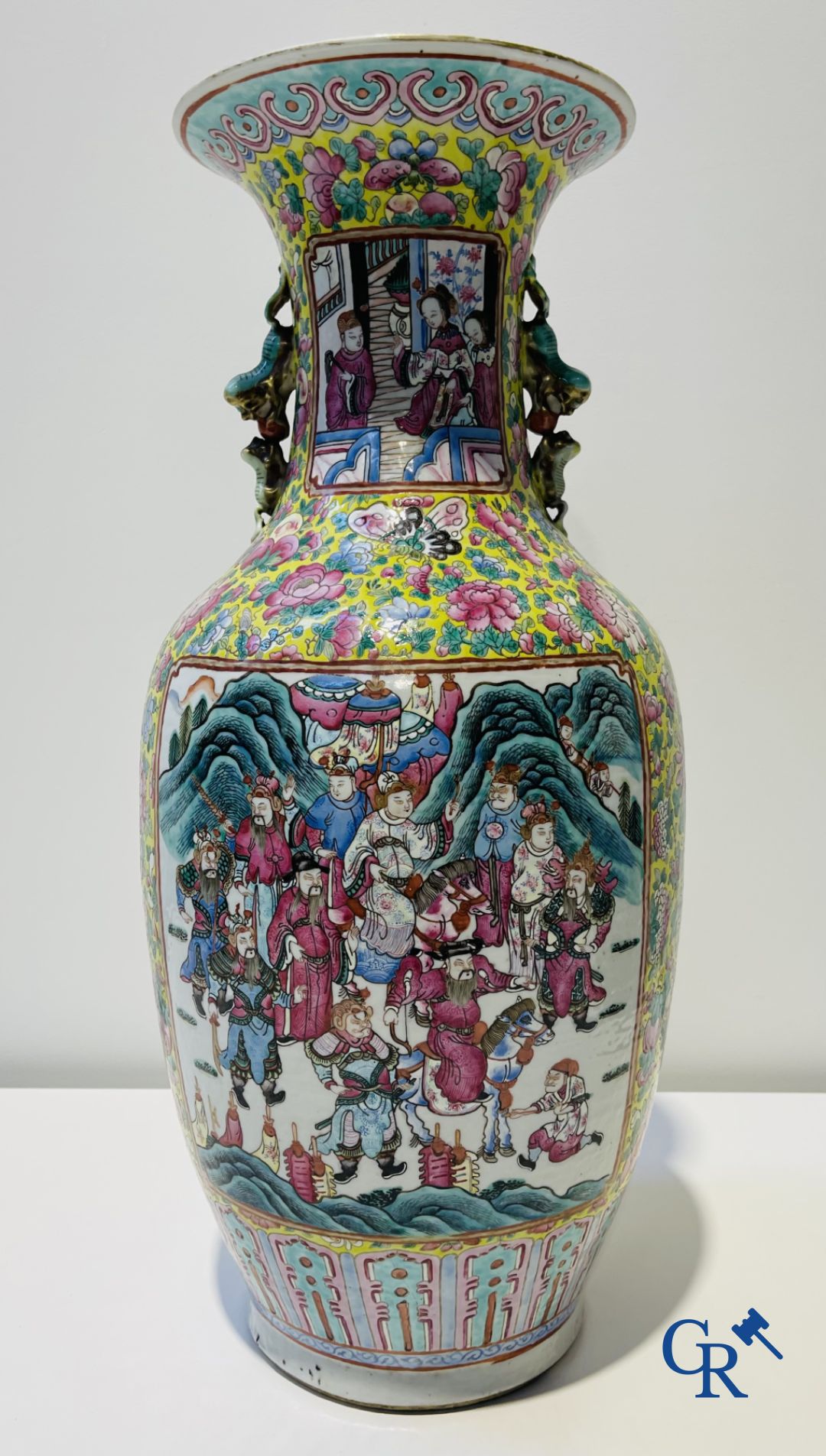 Art asiatique : Une paire de vases chinoise famille rose sur fond jaune avec des scènes de cour. XIXe siècle.