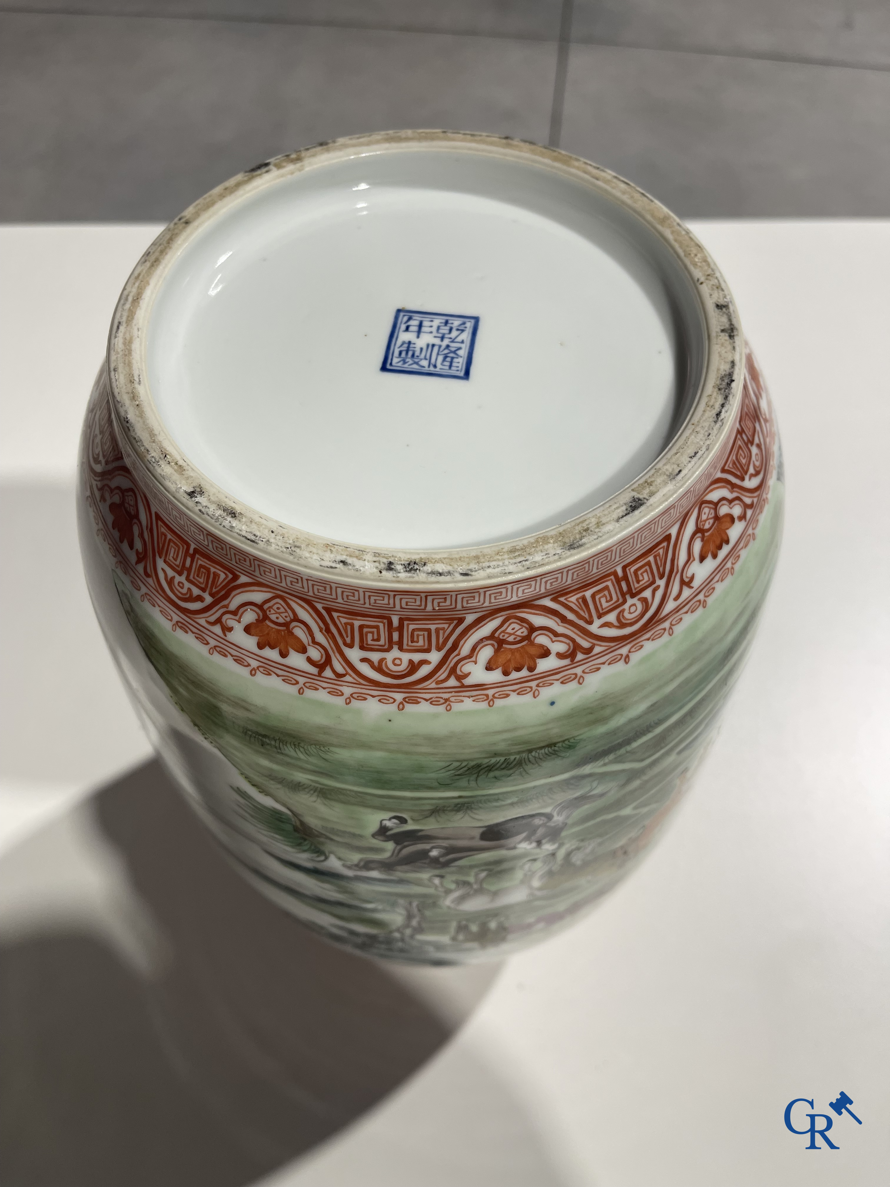 Art Asiatique, porcelaine chinoise. Une paire de vases chinois avec un décor de chevaux et de personnages.