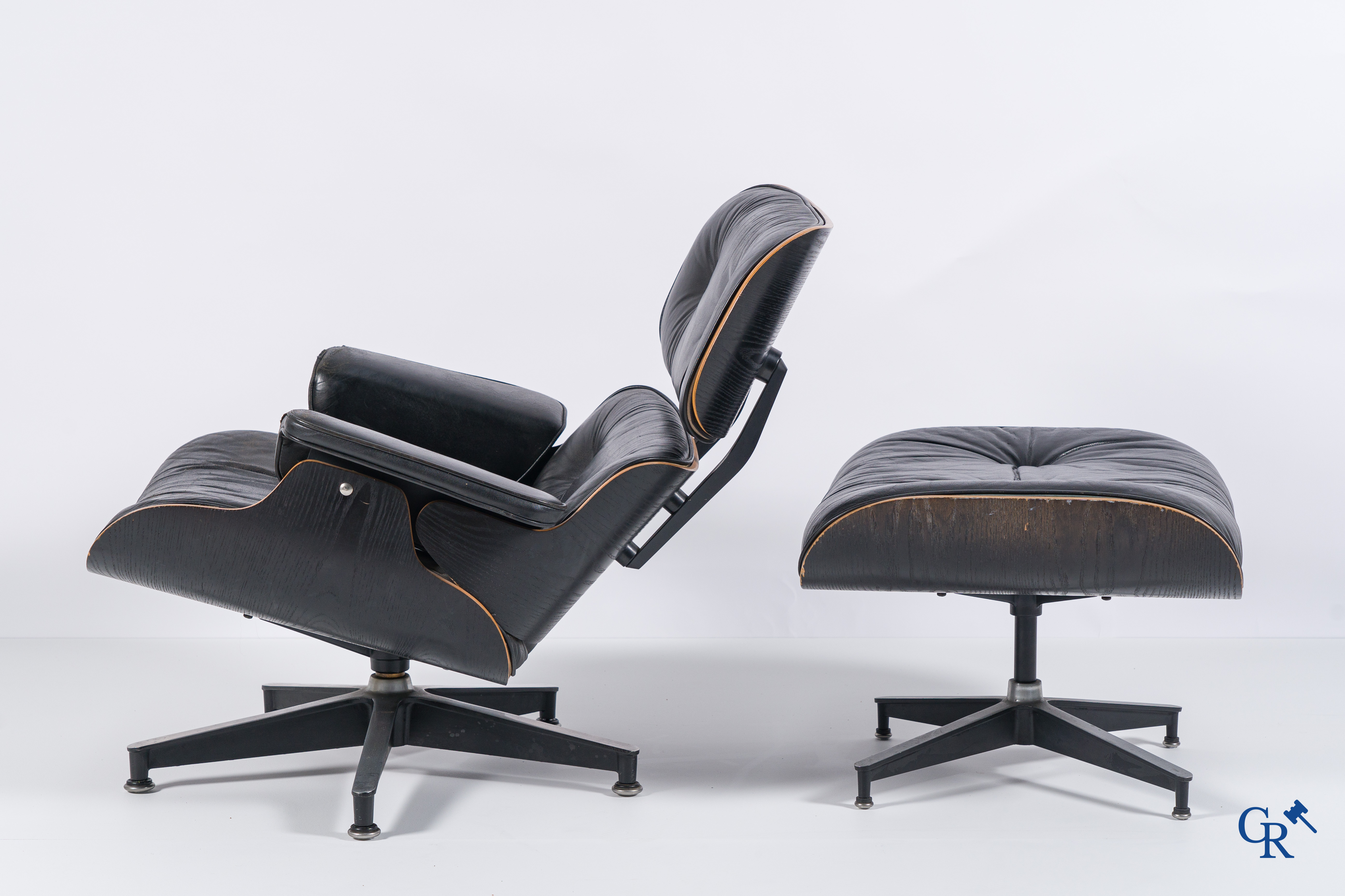 Charles & Ray Eames (1907 - 1978). Edition Herman Miller, Chaise longue et son Ottoman.