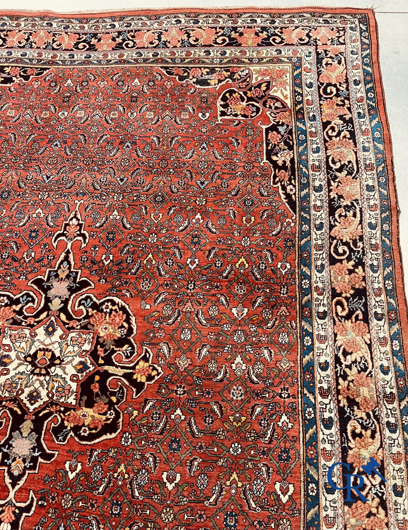 Tapis persan : Iran. Grand tapis Heriz.