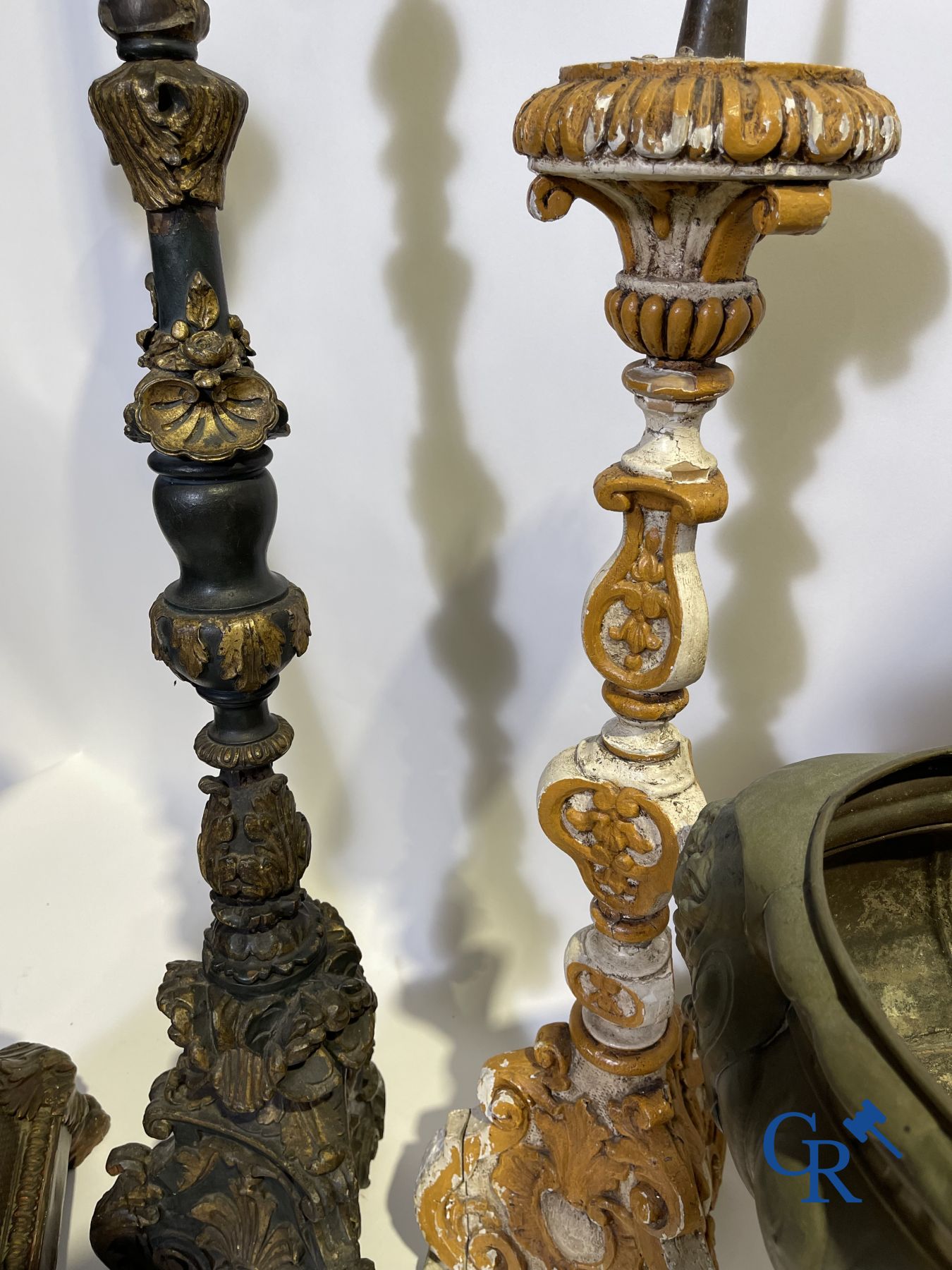 Lot d'objets religieux en bois et cuivre. XVIIIe - XIXe siècle. 4 chandeliers, une jardinière en cuivre, une cloche d'église et autres.