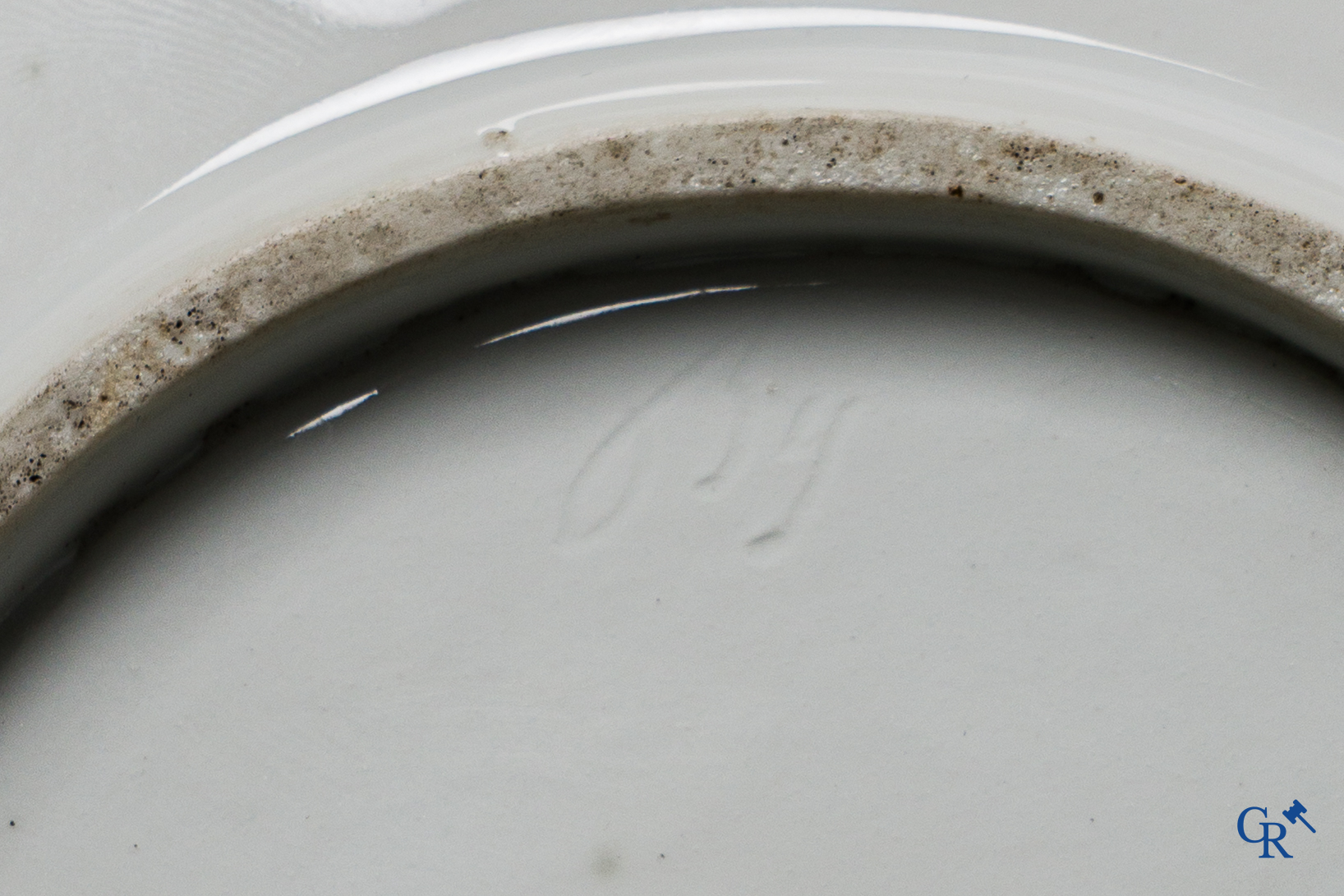 Manufacture nationale de Sèvres. Ovaal vormstuk in porselein met schildpadkleurige achtergrond. Consulaat, circa 1802.