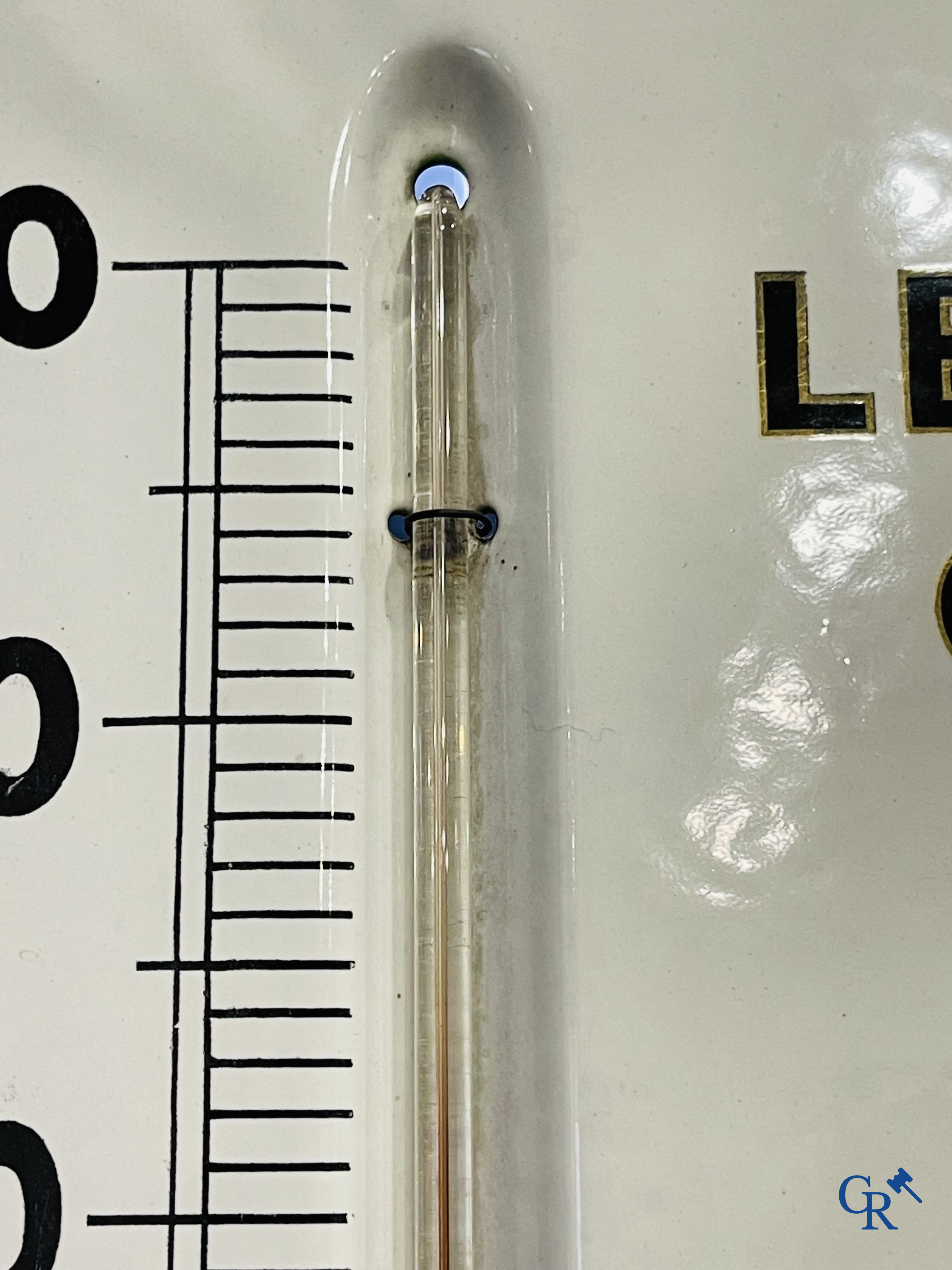 Chocolat Pupier, emaille reclamebord geïllustreerd met het personage ontworpen door Jean D'Ylen. Circa 1930.