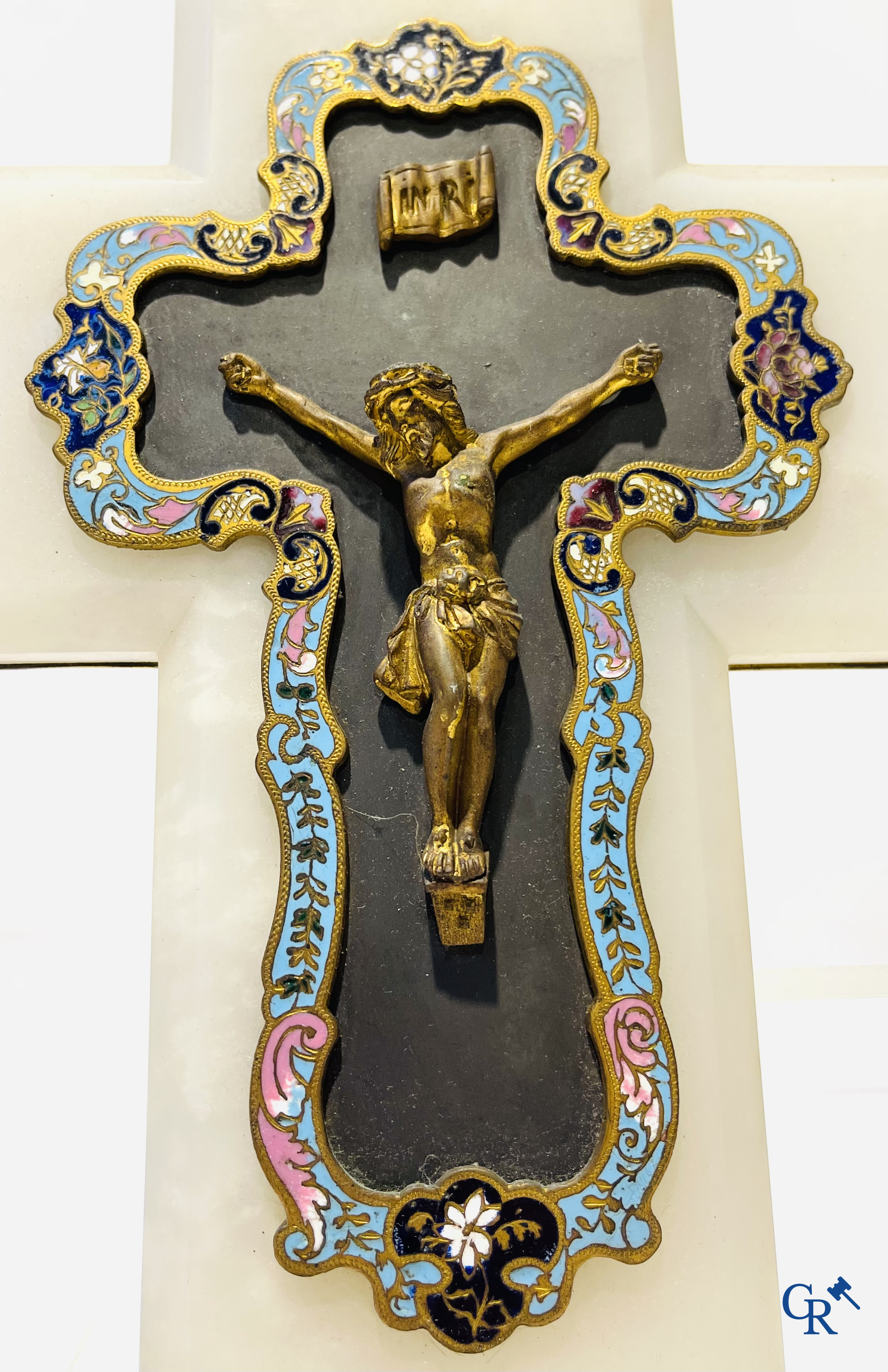 Objets religieux, 2 benitiers en bronze et cloisonné et une statue en albâtre du cœur sacré. XIXe siècle.