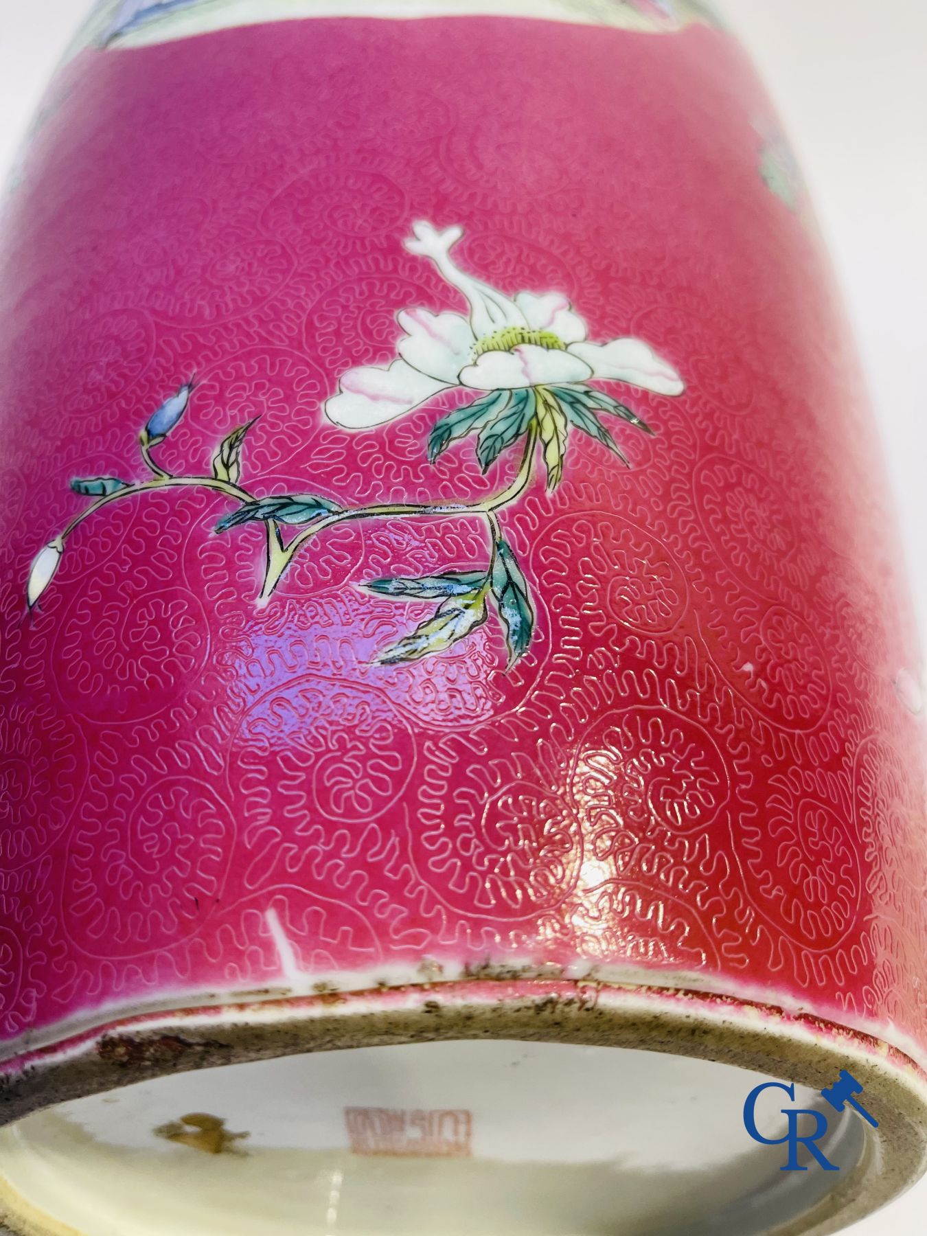 Porcelaine chinoise: Un vase chinois famille rose décoré sur un fond rouge rubis en technique sgraffito.