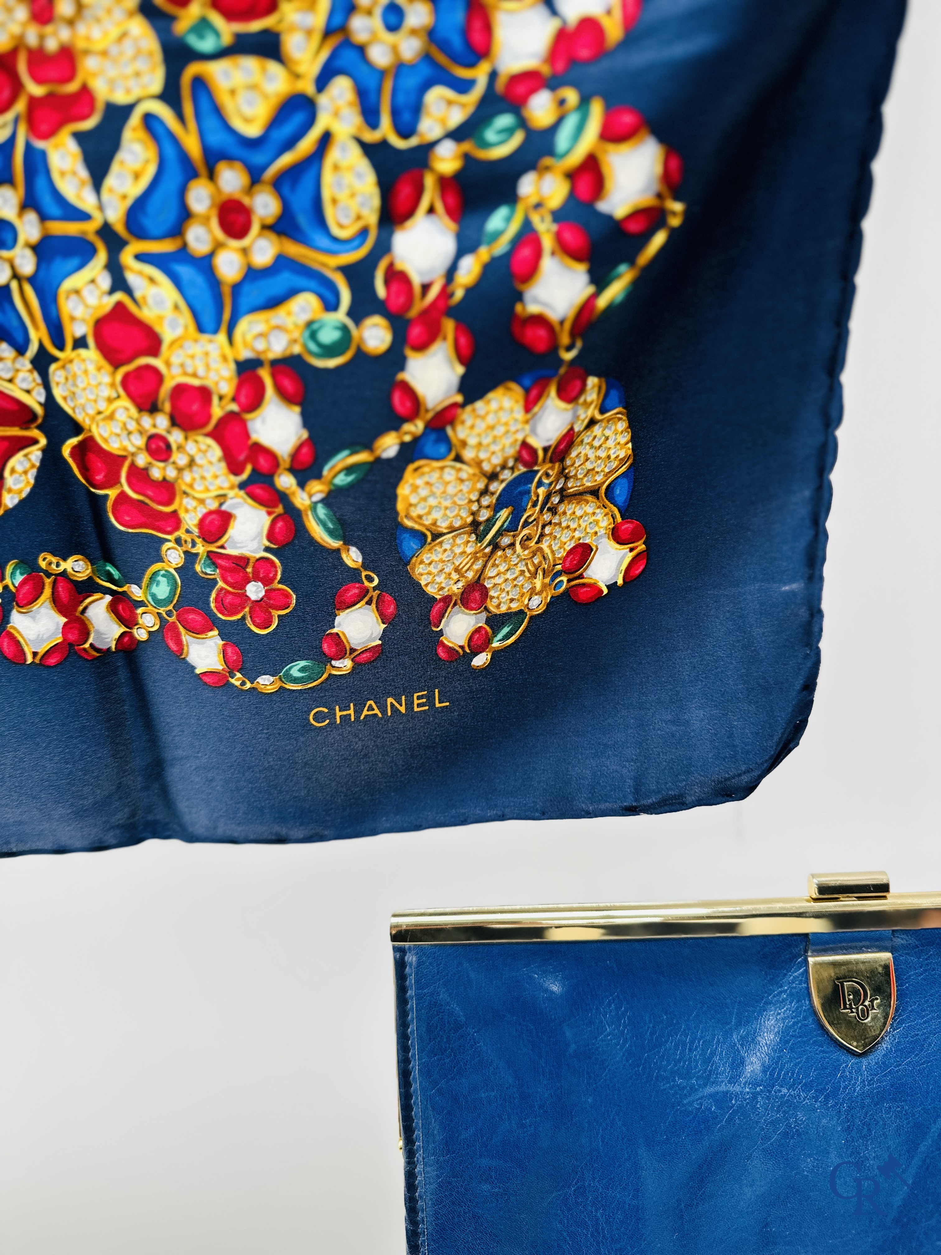 Chanel / Christian Dior: Lot van 2 sjaals en een avondtas in blauw leder.