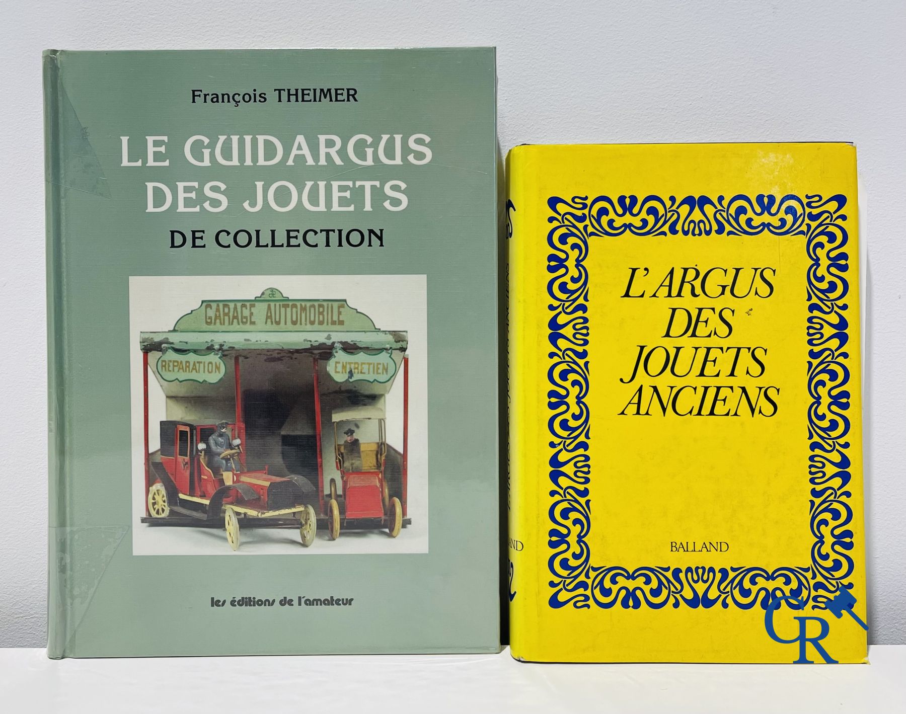 Jouets anciens : Un lot avec 13 livres sur les jouets anciens.