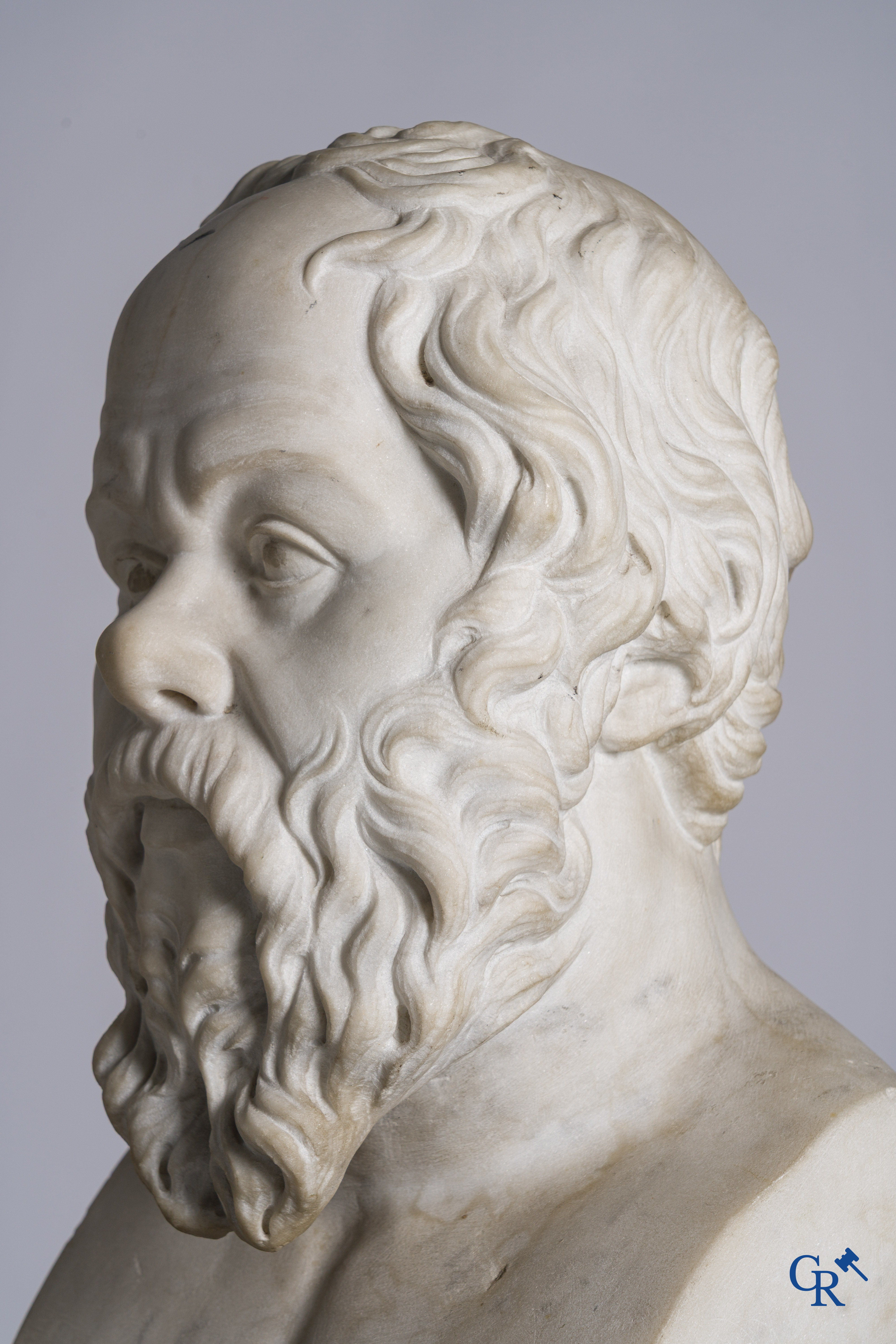 2 imposante bustes in witte marmer van de Griekse filosoof Socrates en de Griekse wijze Bias van Priëne. 18e-19e eeuw.