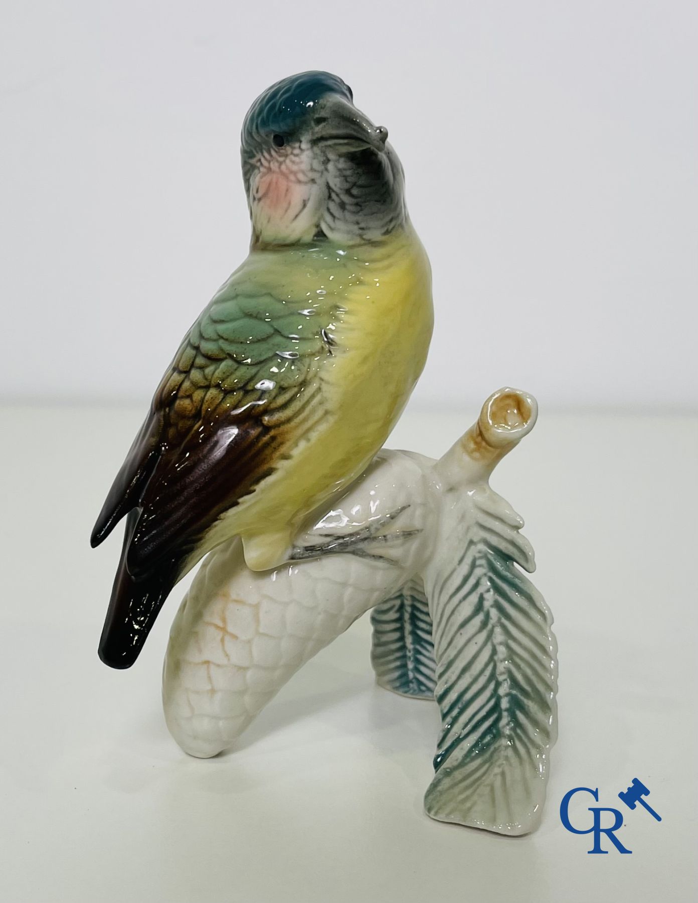 Een kavel van 4 vogels in Duits porselein en Italiaanse faience.