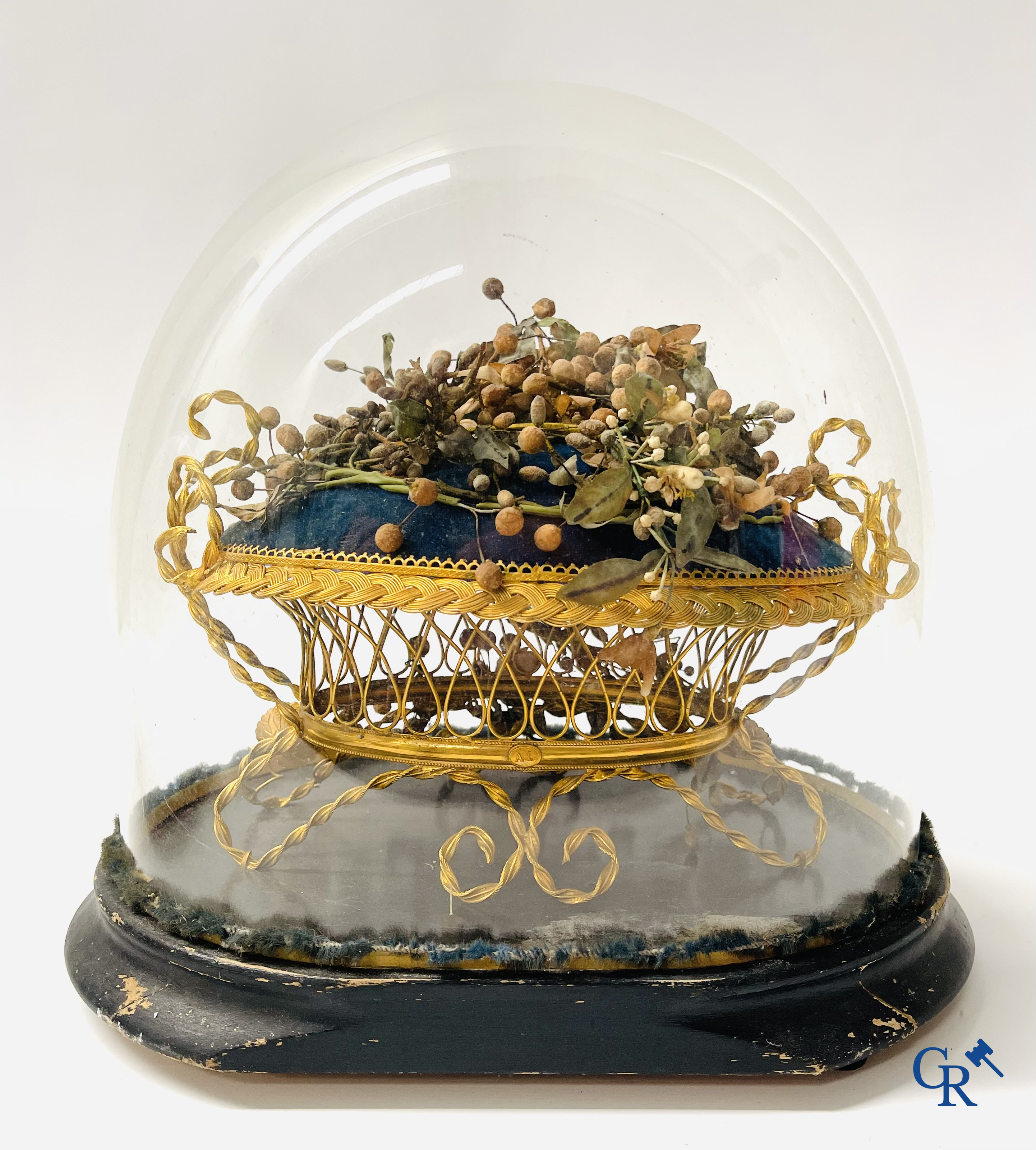 2 globes en verre avec un bouquet de mariée sur un coussin avec un pied en métal doré et un pied en porcelaine de Paris.