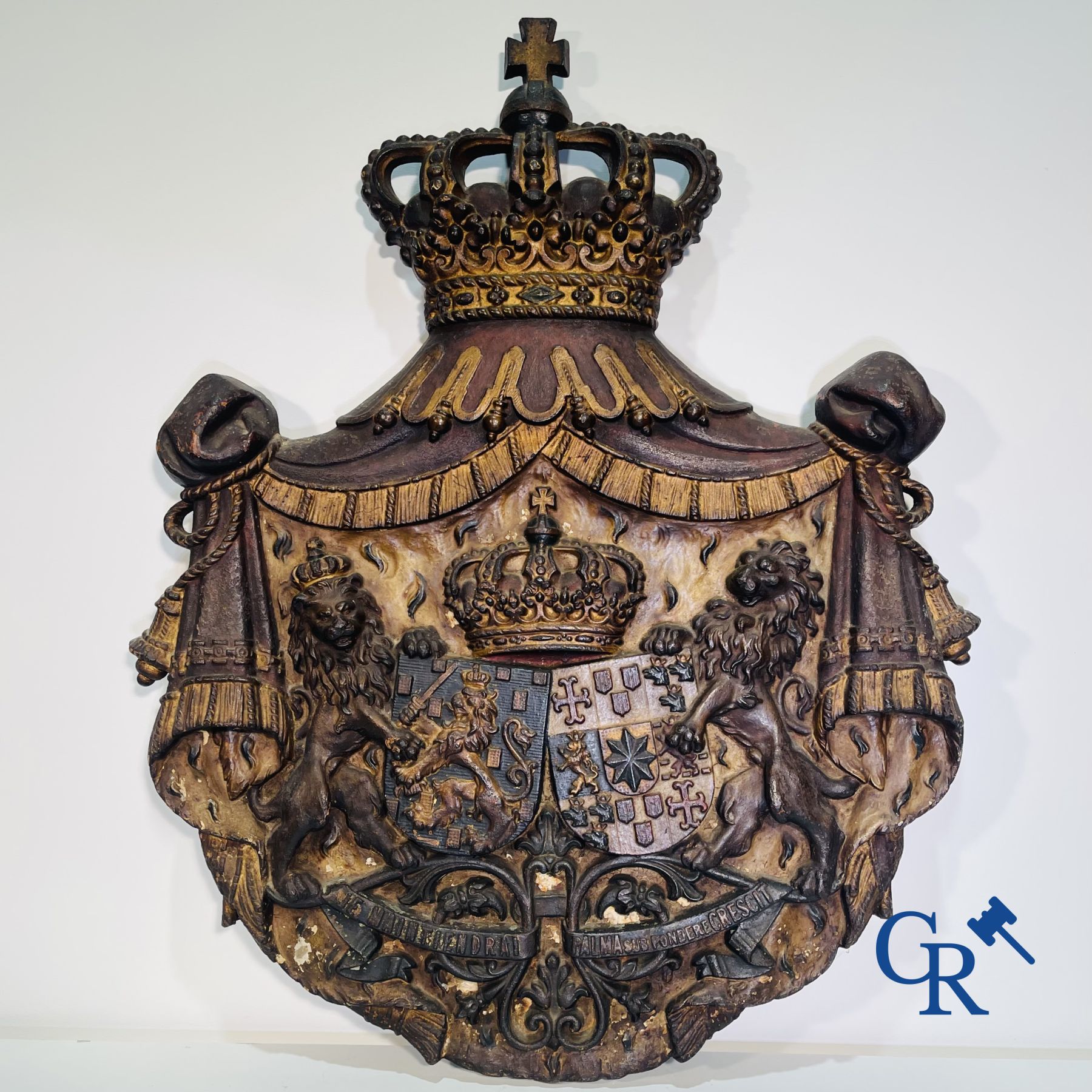 Exceptionally Royal Coat of Arms in dented and polychrome cast iron. the Netherlands, 19th century.
