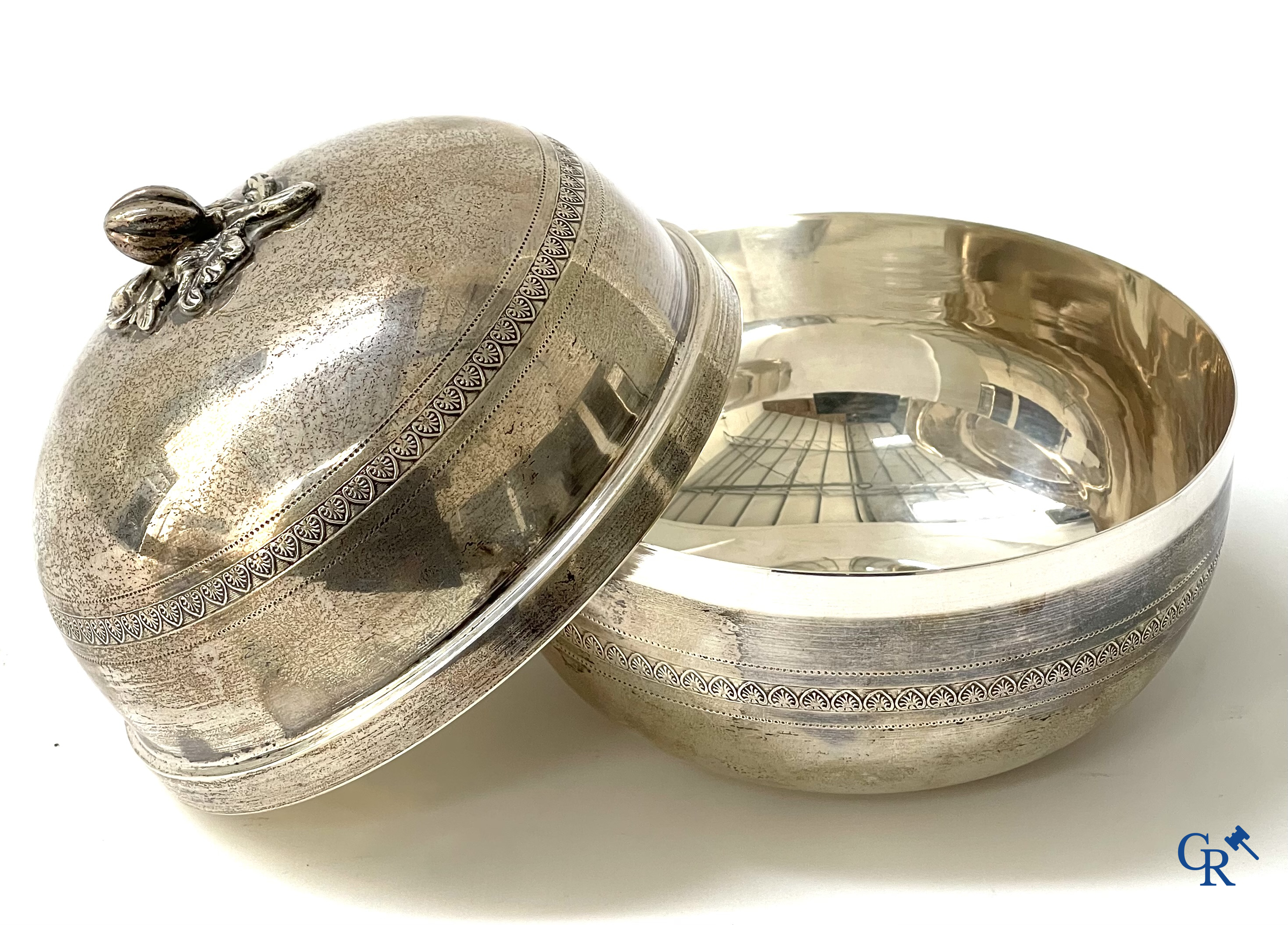 Peinture religieuse, La descente du Saint-Esprit. Huile sur panneau. On y joint un bol à couvercle en argent 900°/00.